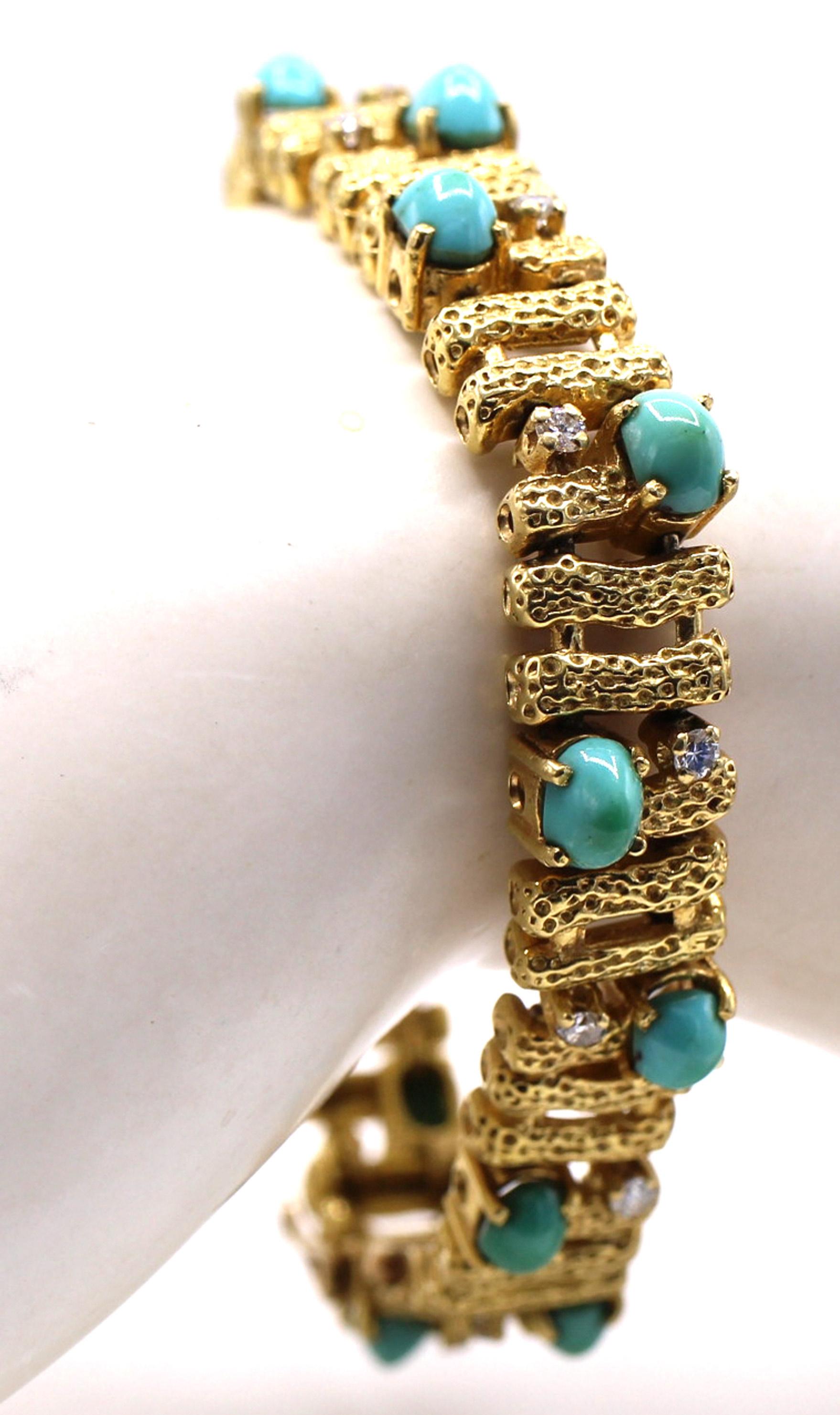 Bellamente diseñada y magistralmente elaborada a mano en oro amarillo de 18 quilates. Este elegante e interesante brazalete de hacia 1970 está construido con barras de oro texturizadas unidas con flexibilidad, engastadas con cabujones de turquesa