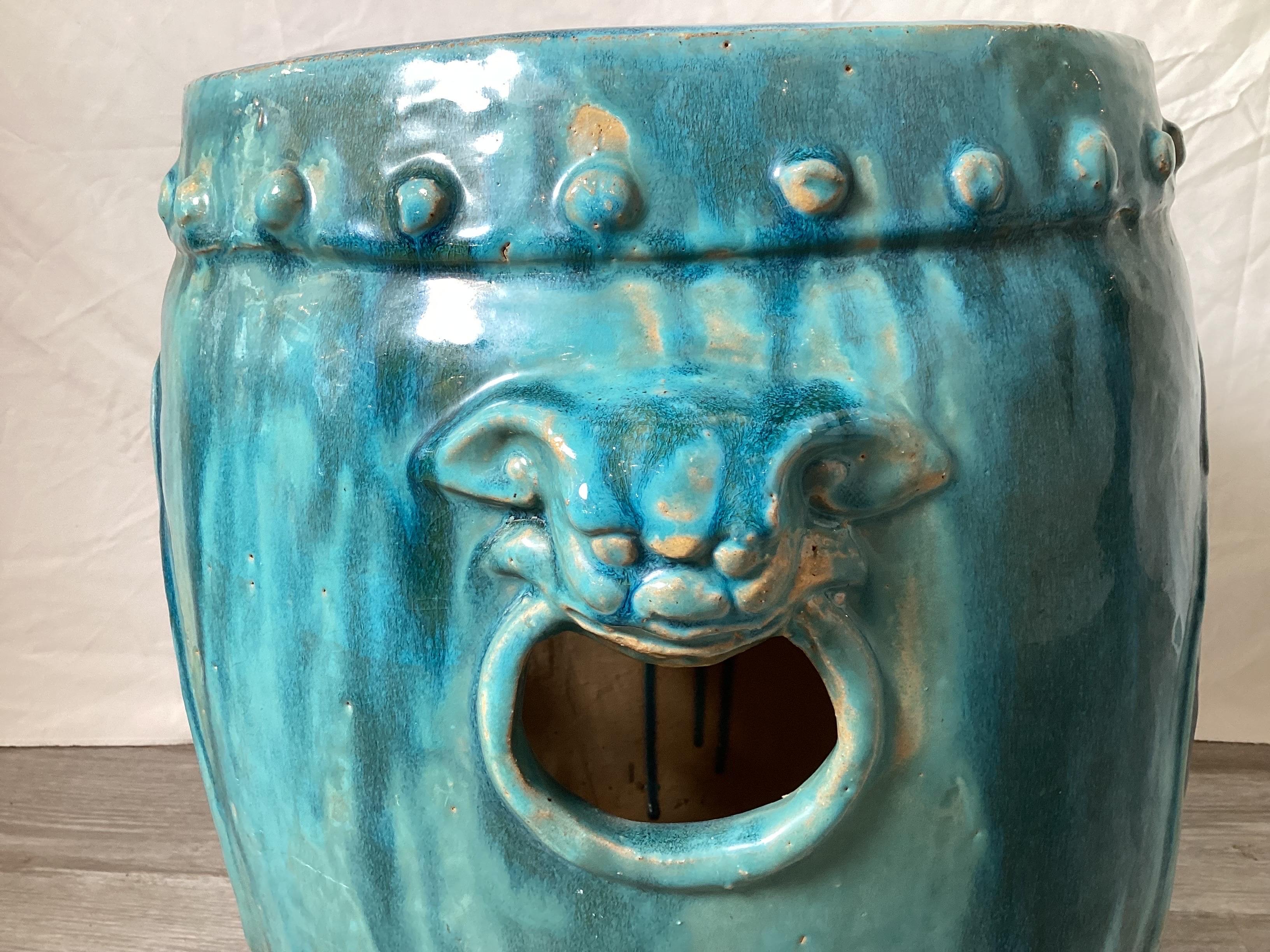 A 1970s Hollywood Regency turquoise glazed reticulated garden seat. The drum form, with foo dog head handles, with decorative pieced decoration. 18.75 inches high.