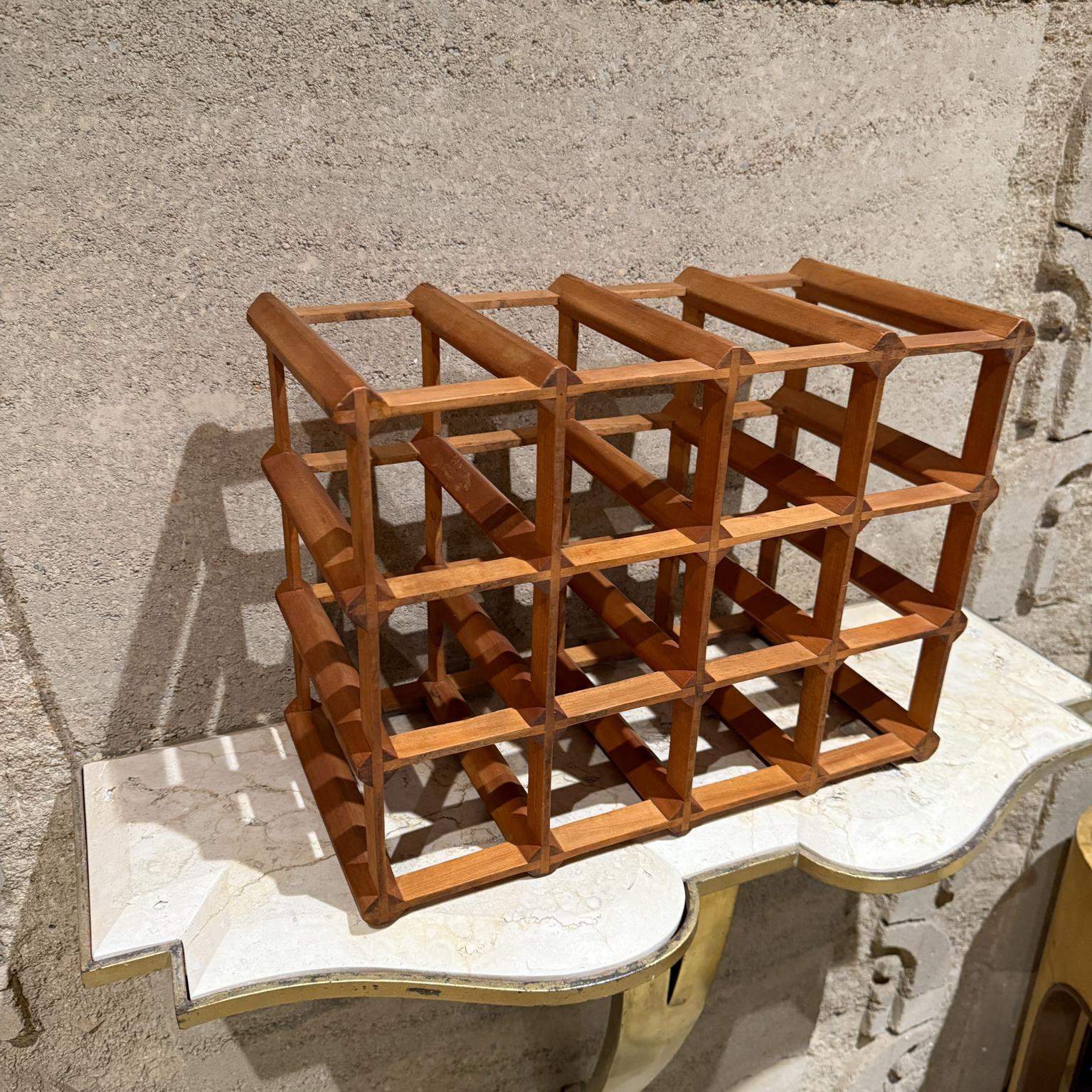 1970 Rack à vin douze bouteilles Wood Moderns Scandinaves en vente 1