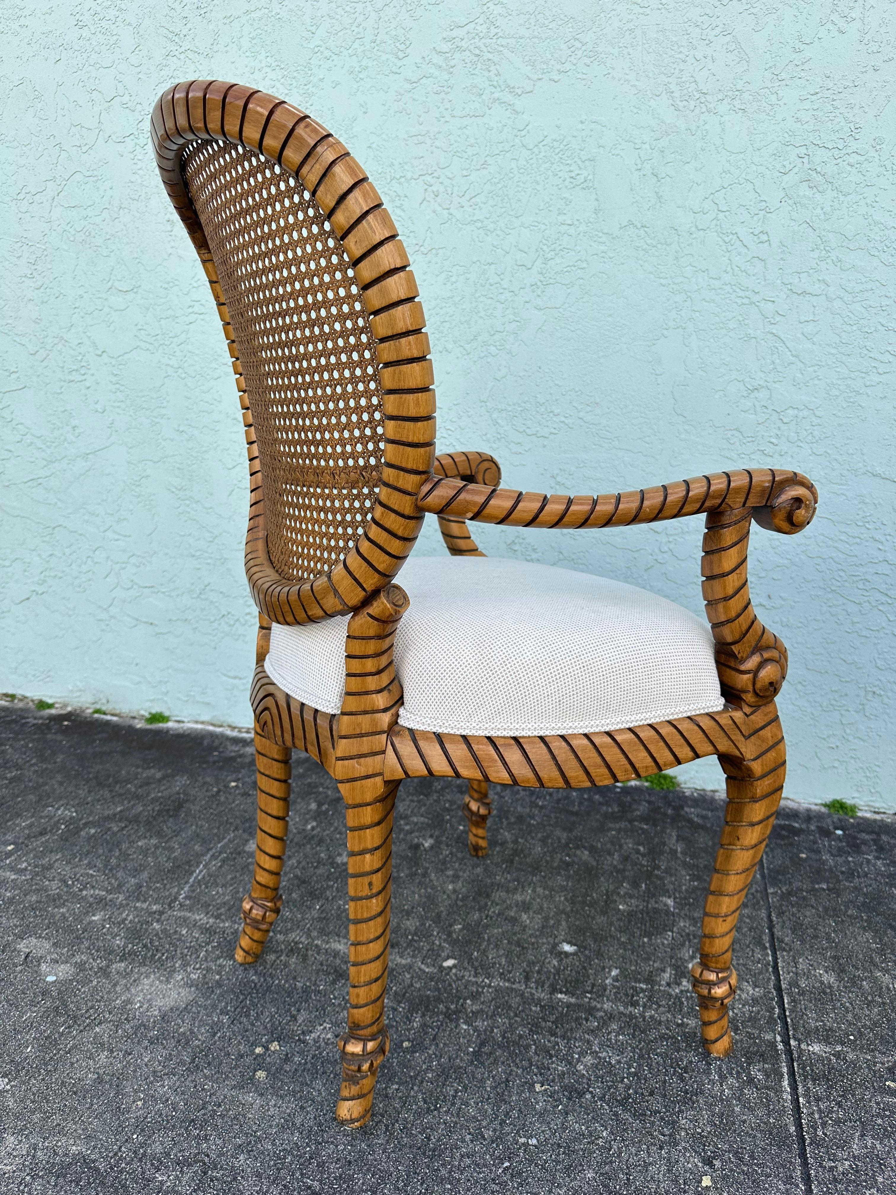 Fauteuils en bois doré torsadé des années 1980, lot de 2 en vente 4