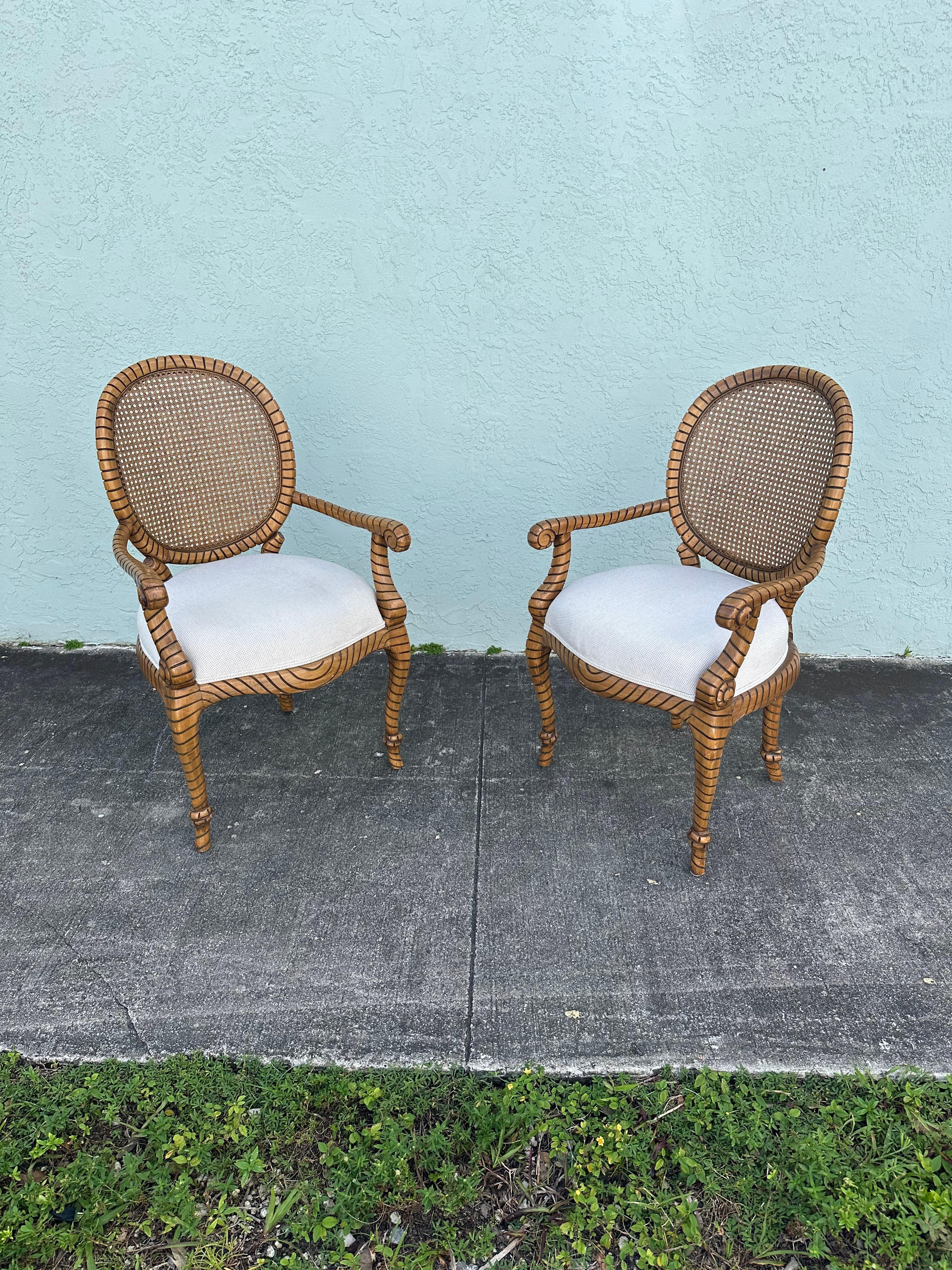 Transportez-vous dans les années 1980, élégantes et sophistiquées, avec cet ensemble de chaises à accoudoirs en corde torsadée. L'ensemble ultra rare dégage un air d'histoire et de raffinement. Le design est remarquable partout. Les chaises sont une