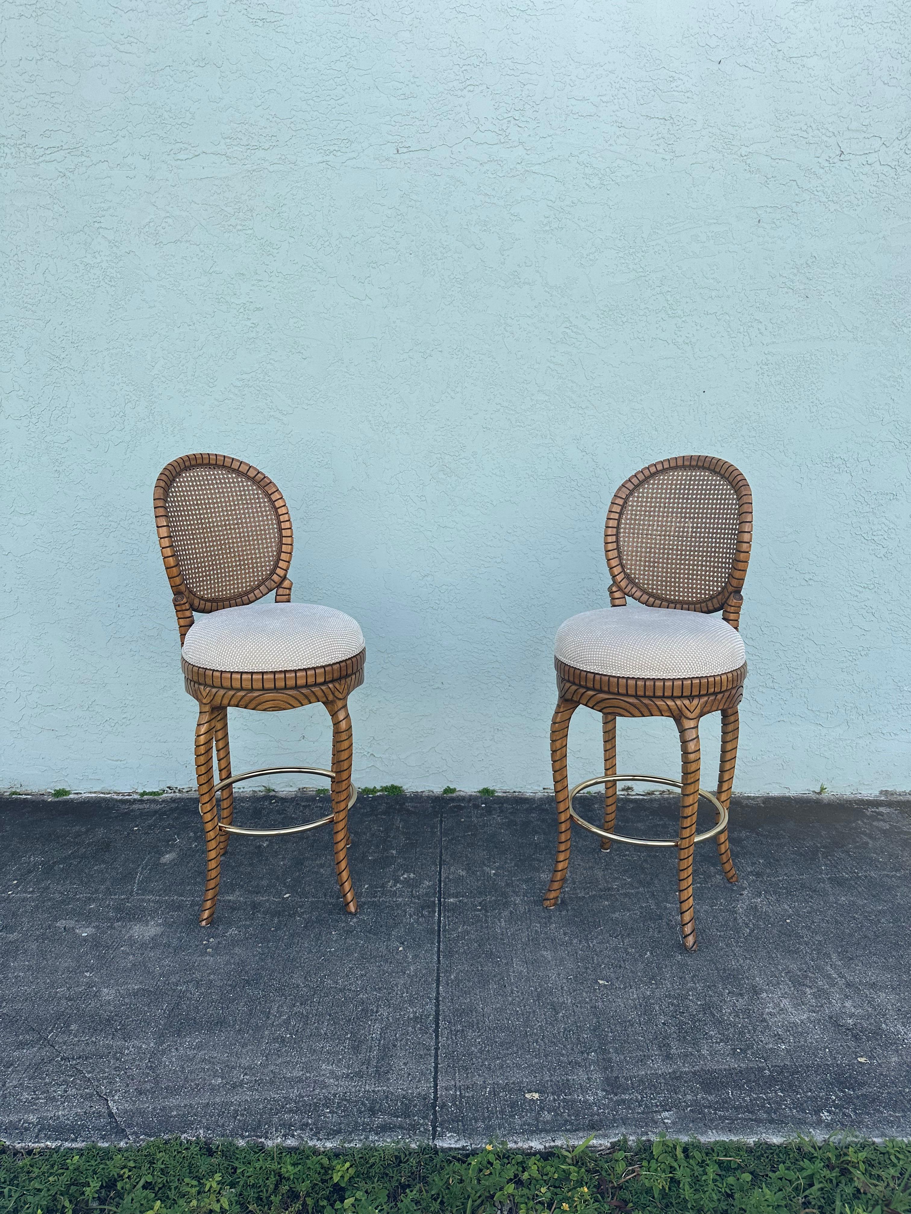 Transportez-vous dans les années 1980, élégantes et sophistiquées, avec cet ensemble de tabourets pivotants en corde torsadée. L'ensemble ultra rare dégage un air d'histoire et de raffinement. Le design est remarquable partout. Les chaises sont une