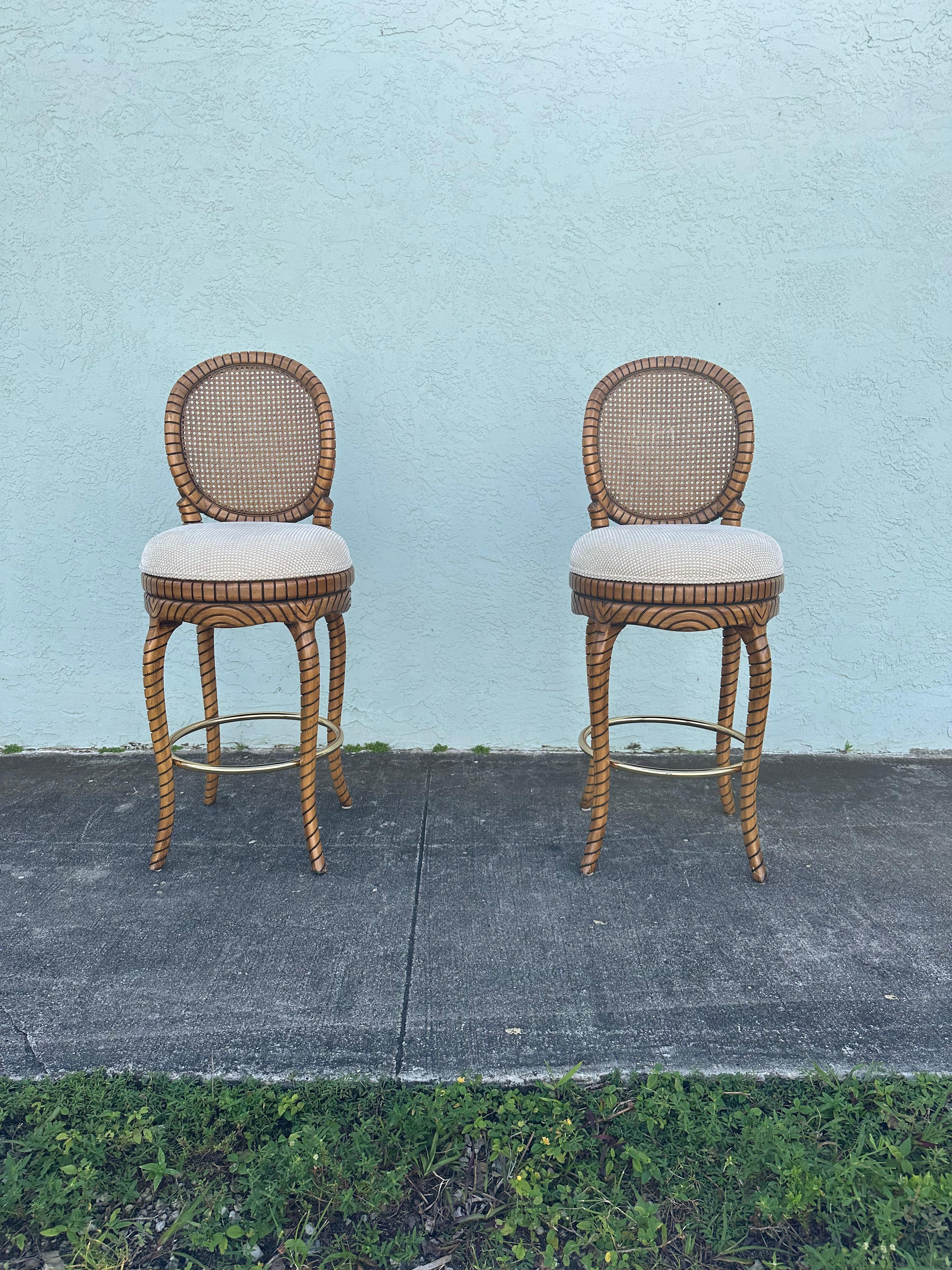 Bohème 1980 Twisted Rope Gilt Wood Cane Swivel Stools, Set of 2 (Tabourets pivotants en bois doré à corde torsadée) en vente