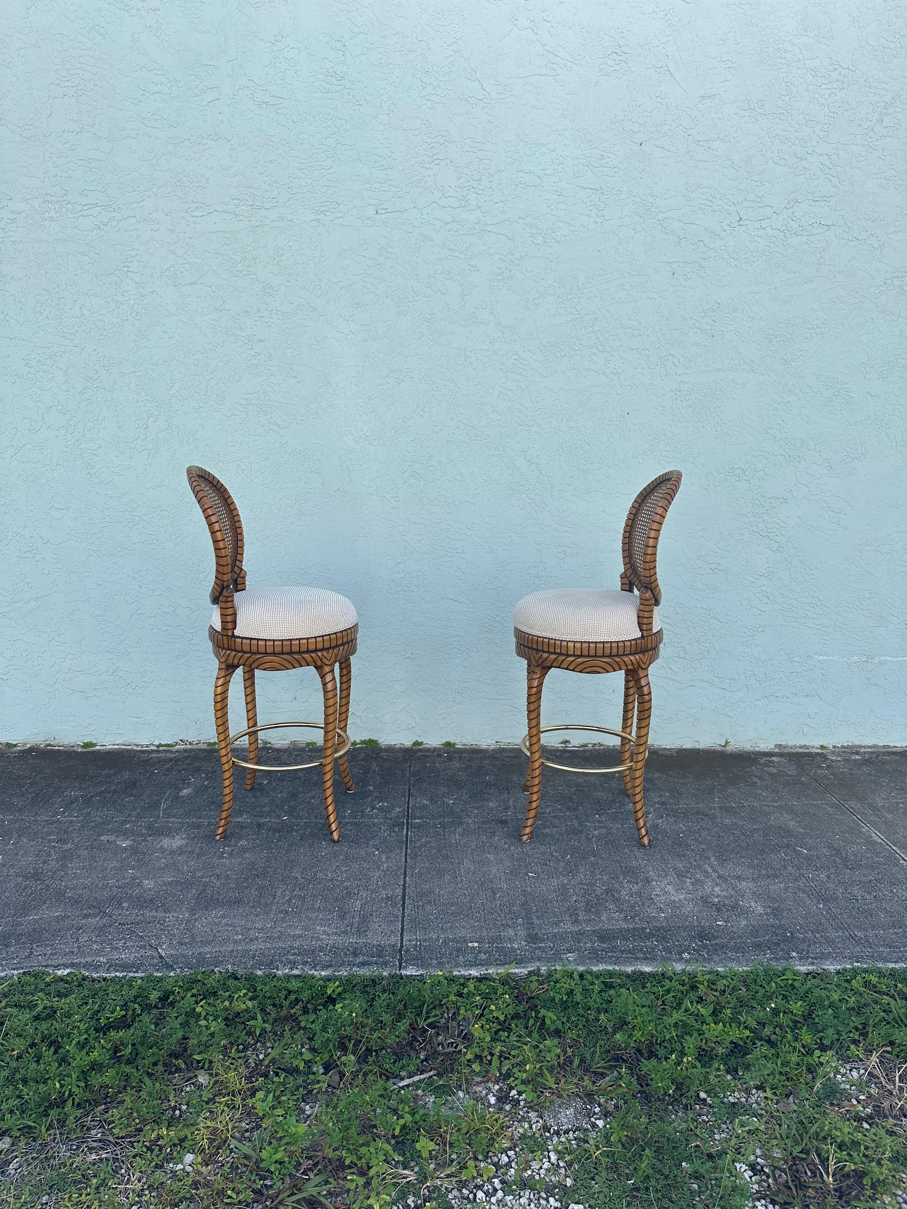 Américain 1980 Twisted Rope Gilt Wood Cane Swivel Stools, Set of 2 (Tabourets pivotants en bois doré à corde torsadée) en vente
