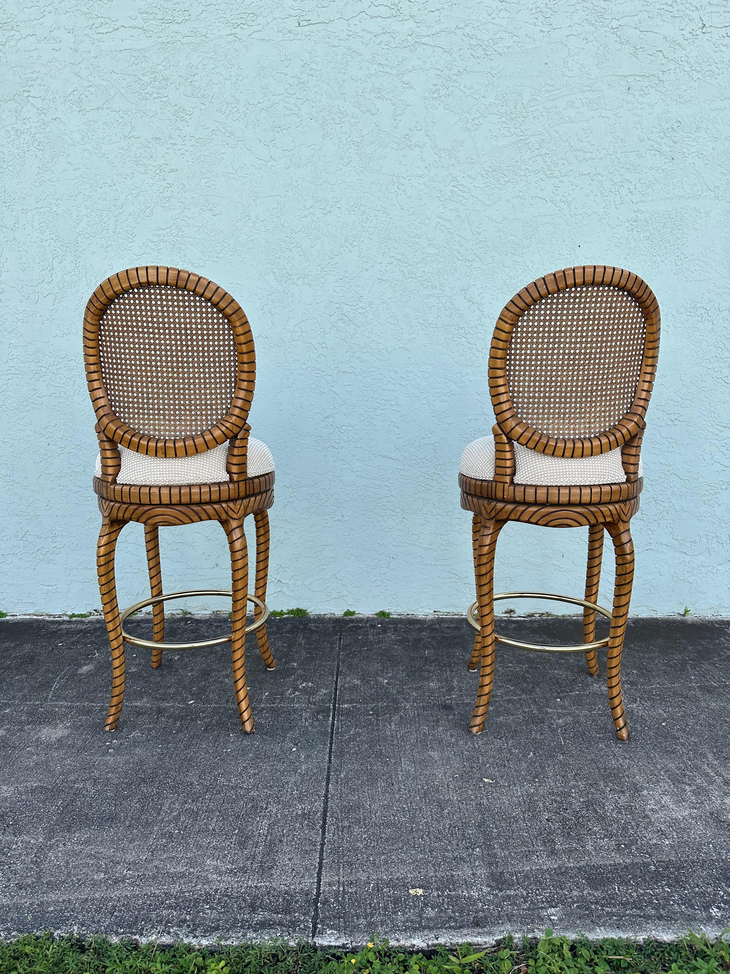 1980 Twisted Rope Gilt Wood Cane Swivel Stools, Set of 2 (Tabourets pivotants en bois doré à corde torsadée) Bon état - En vente à Fort Lauderdale, FL