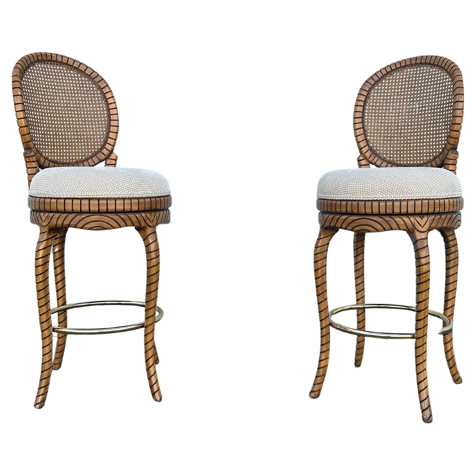 1980 Twisted Rope Gilt Wood Cane Swivel Stools, Set of 2 (Tabourets pivotants en bois doré à corde torsadée)