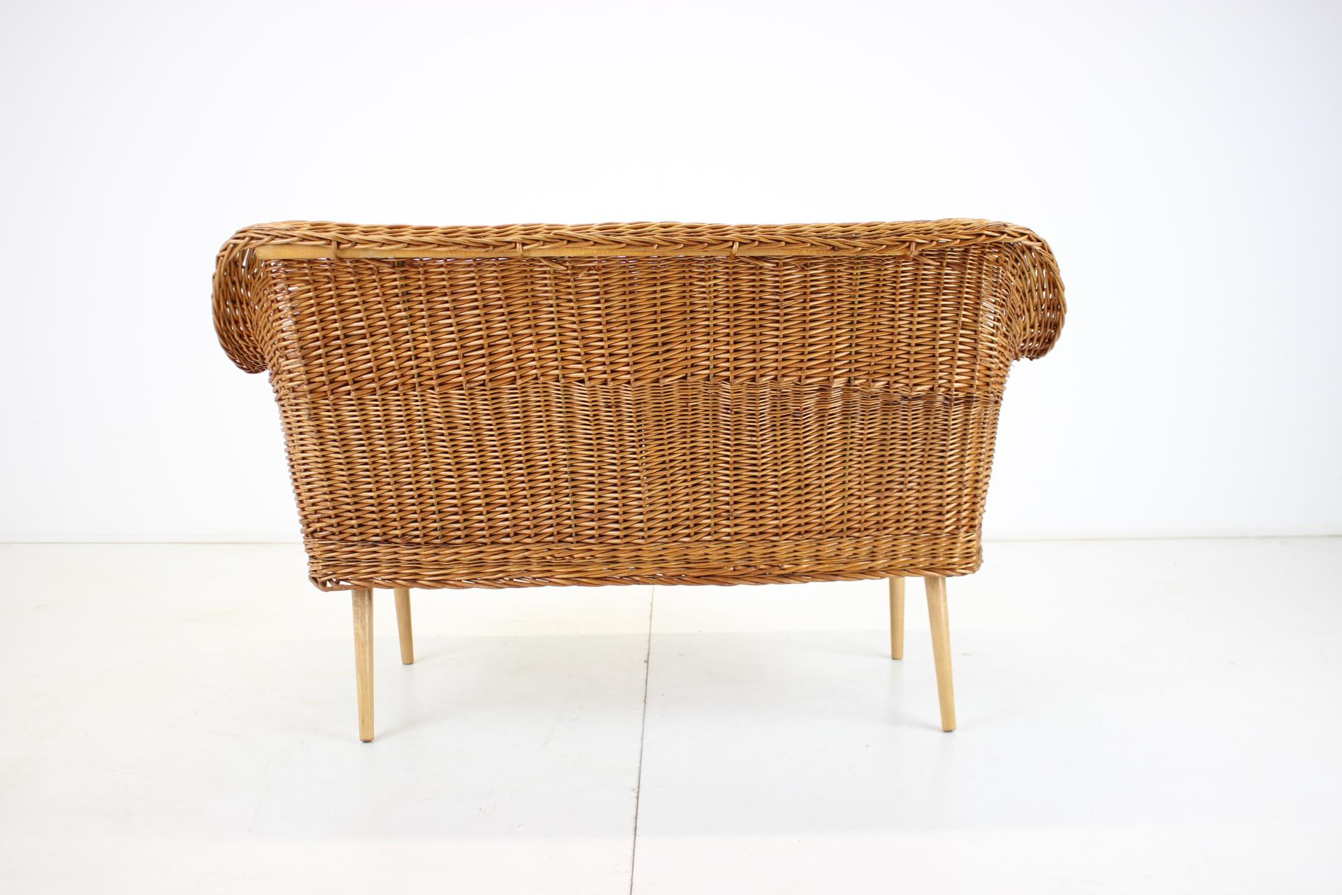 Zweisitzer-Rattan-Sofa aus den 1970er Jahren von Uluv, Tschechoslowakei (Moderne der Mitte des Jahrhunderts) im Angebot