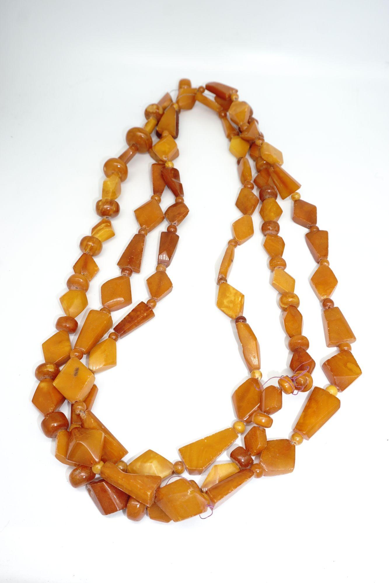 Questa versatile collana presenta due fili, uno dei quali è lungo il doppio dell'altro. Can può essere acconciata in due modi: indossata doppia per creare due ciocche di uguale lunghezza o disposta con una ciocca più lunga e l'altra più corta per un