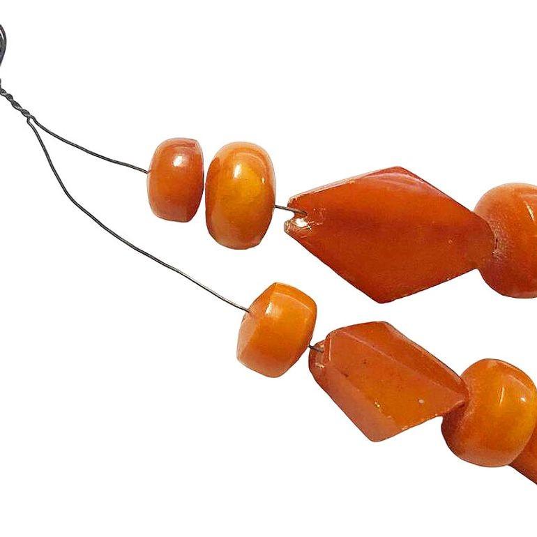 Fine XX secolo Collana di perline in catalina color ambra degli anni '70 a due fili in vendita