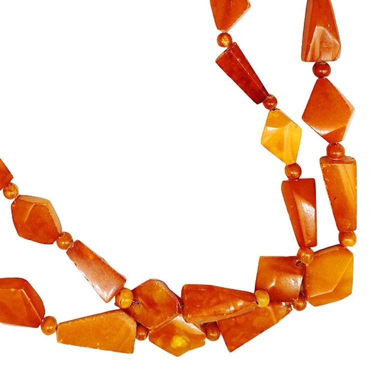 Plastica Collana di perline in catalina color ambra degli anni '70 a due fili in vendita