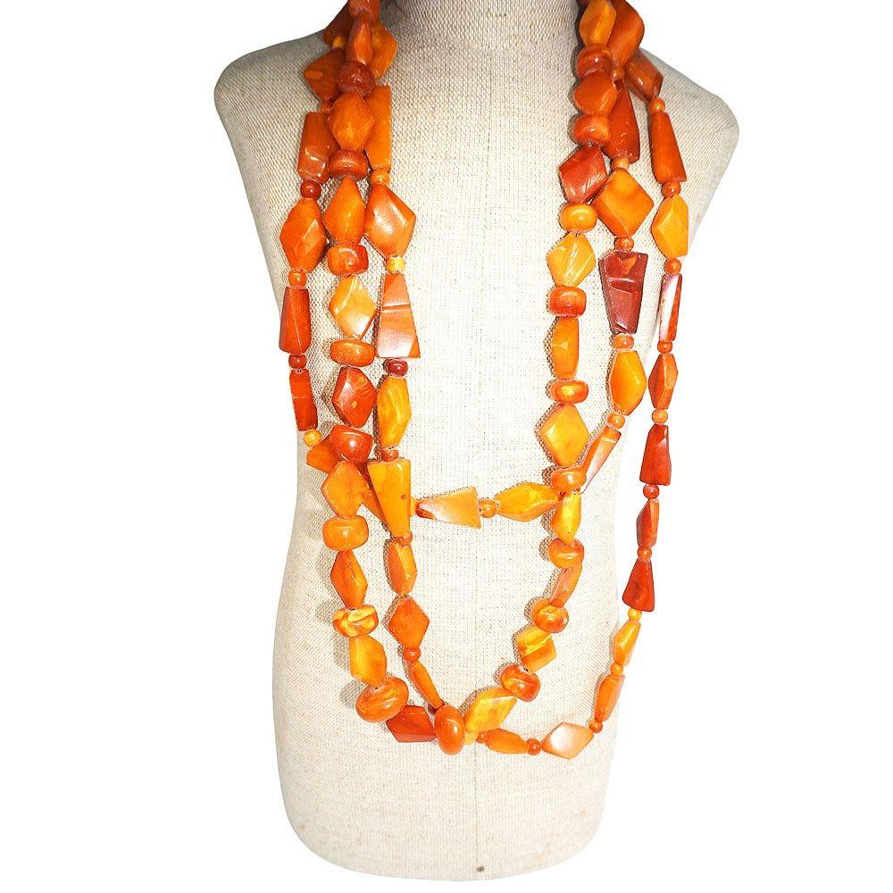 Questa versatile collana presenta due fili, uno dei quali è lungo il doppio dell'altro. Can può essere acconciata in due modi: indossata doppia per creare due ciocche di uguale lunghezza o disposta con una ciocca più lunga e l'altra più corta per un