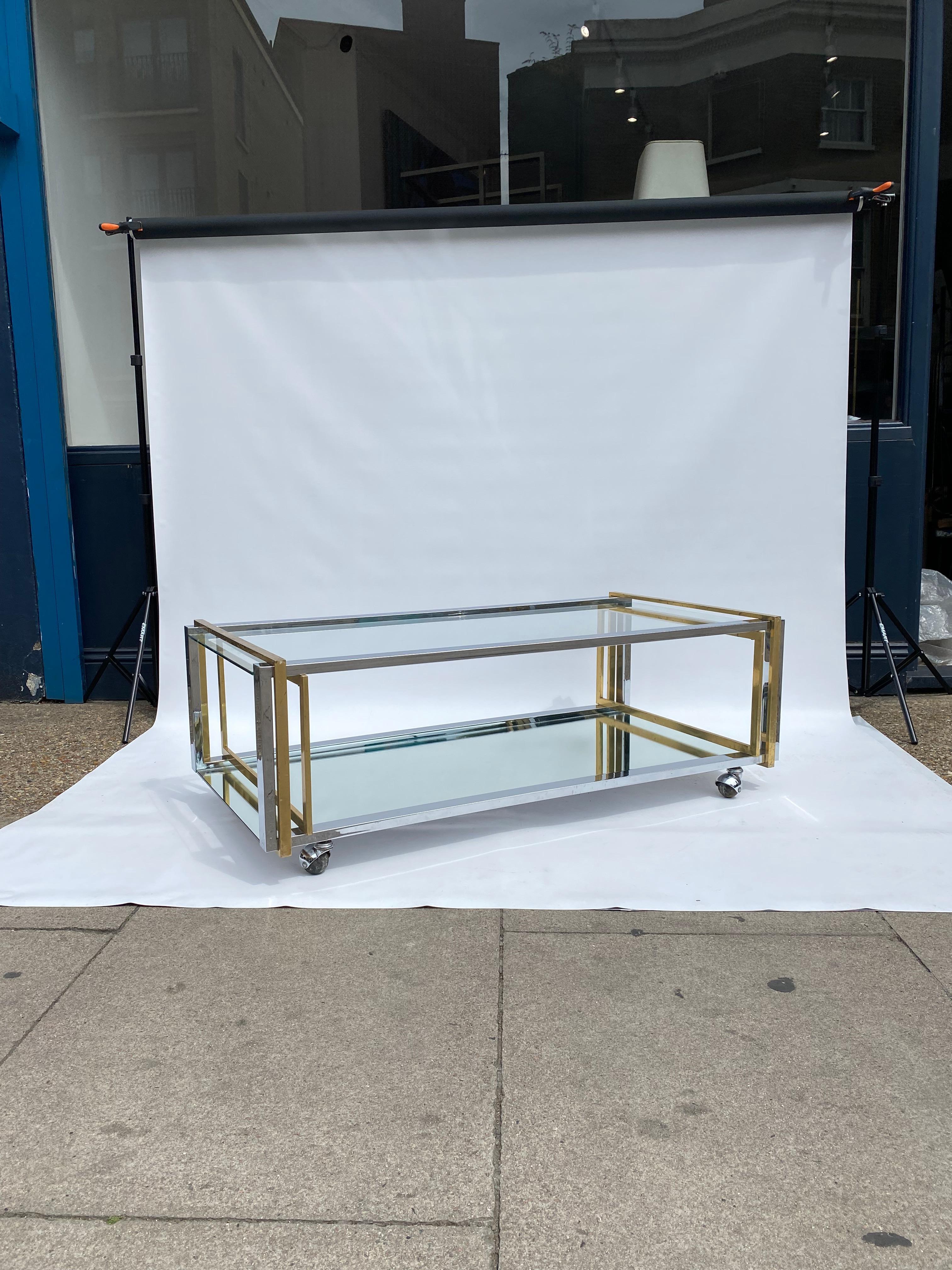 Mesa de centro de dos niveles de los años 70 latón cromo cristal espejo Hollywood Regency Rega en venta 3