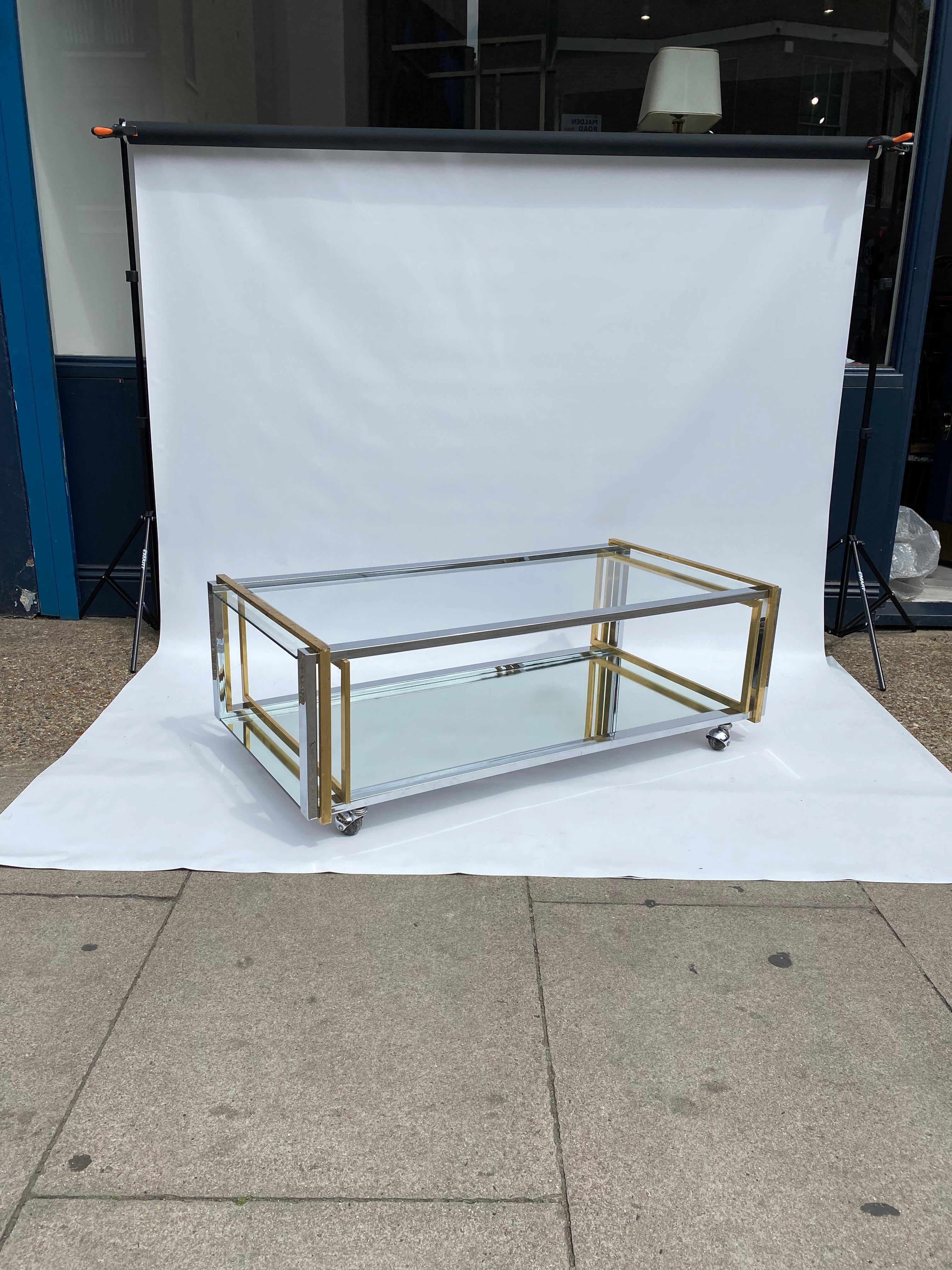 Mesa de centro de dos niveles de los años 70 latón cromo cristal espejo Hollywood Regency Rega en venta 5