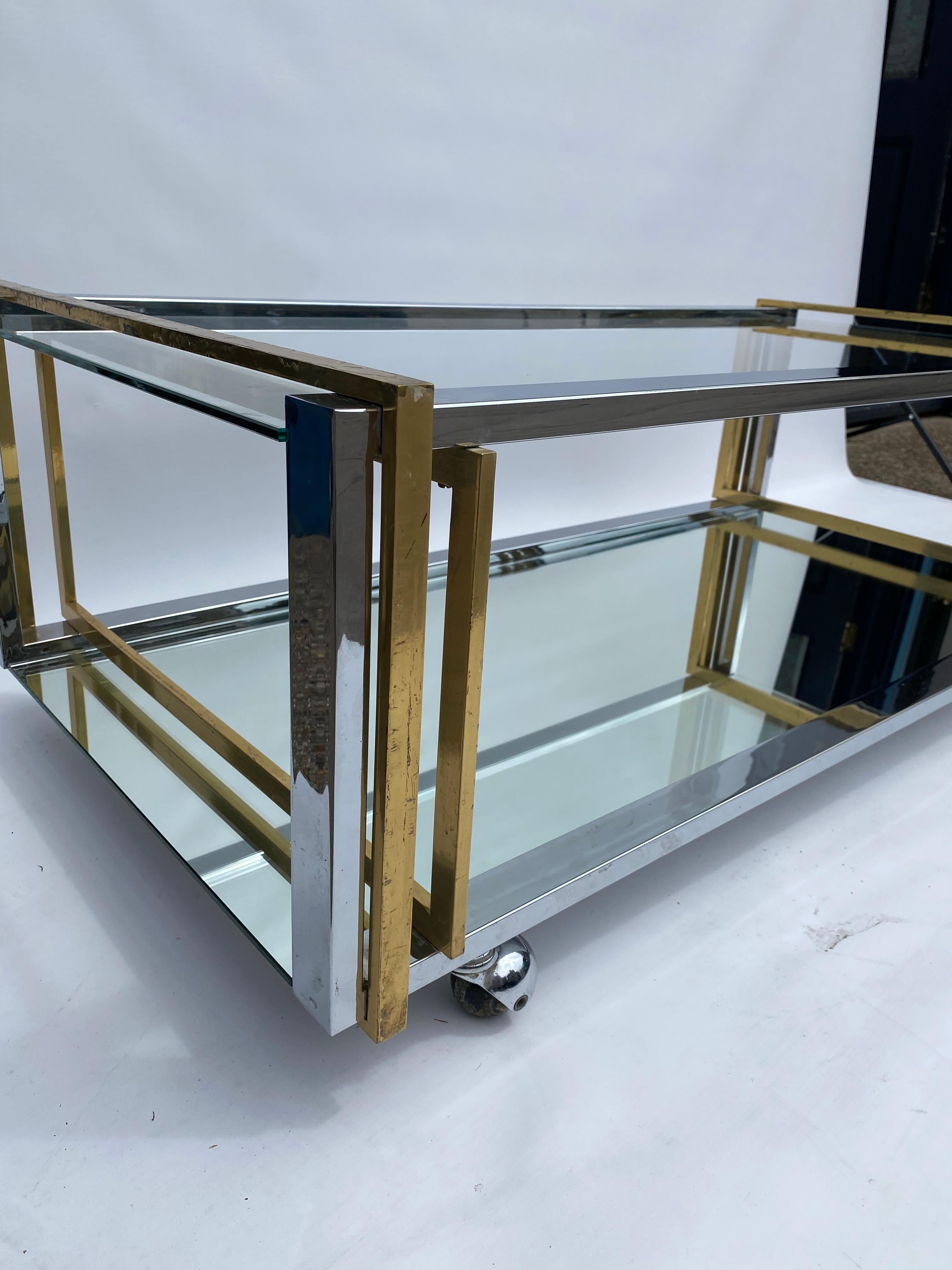 Mesa de centro de dos niveles de los años 70 latón cromo cristal espejo Hollywood Regency Rega en venta 6