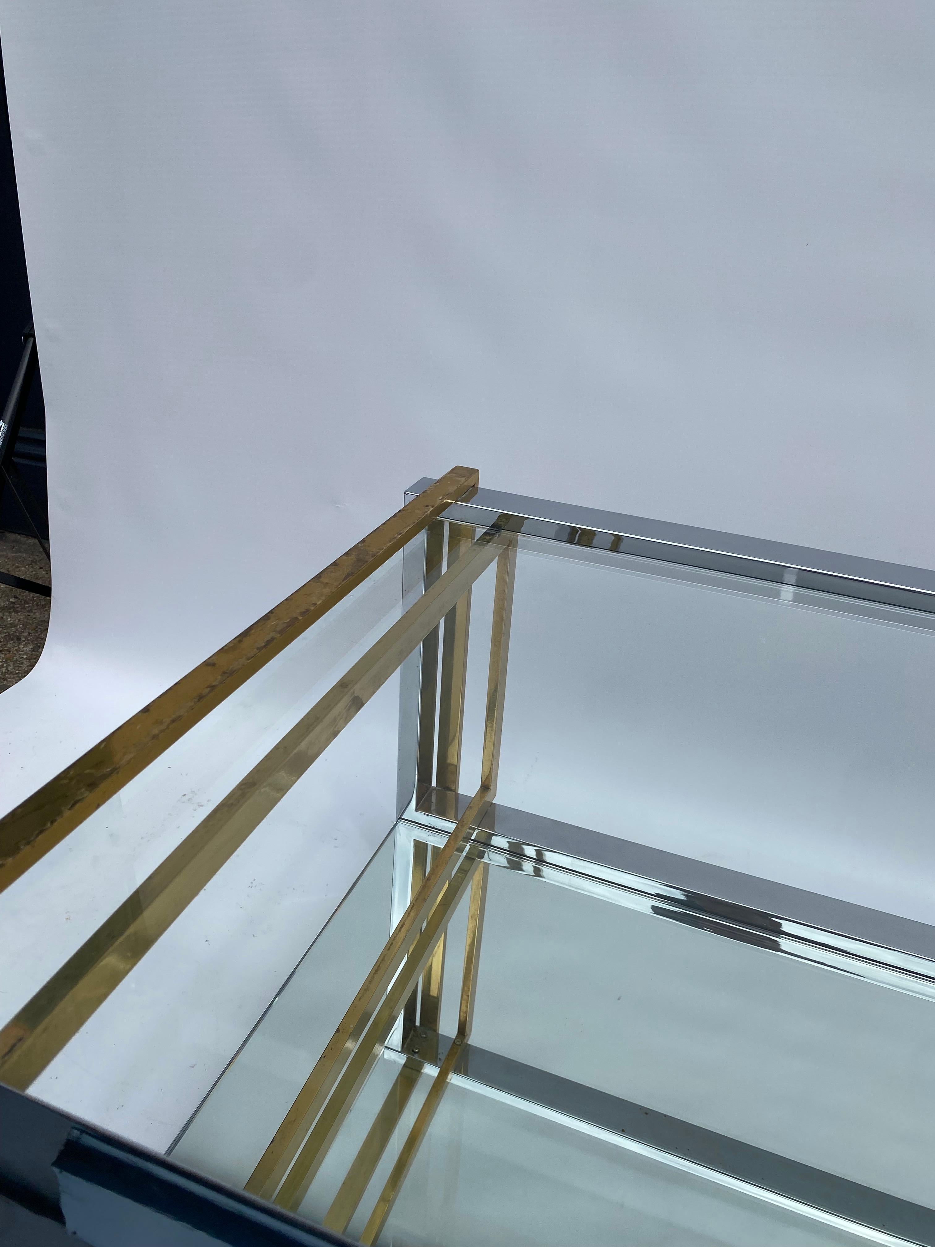 Mesa de centro de dos niveles de los años 70 latón cromo cristal espejo Hollywood Regency Rega en venta 11