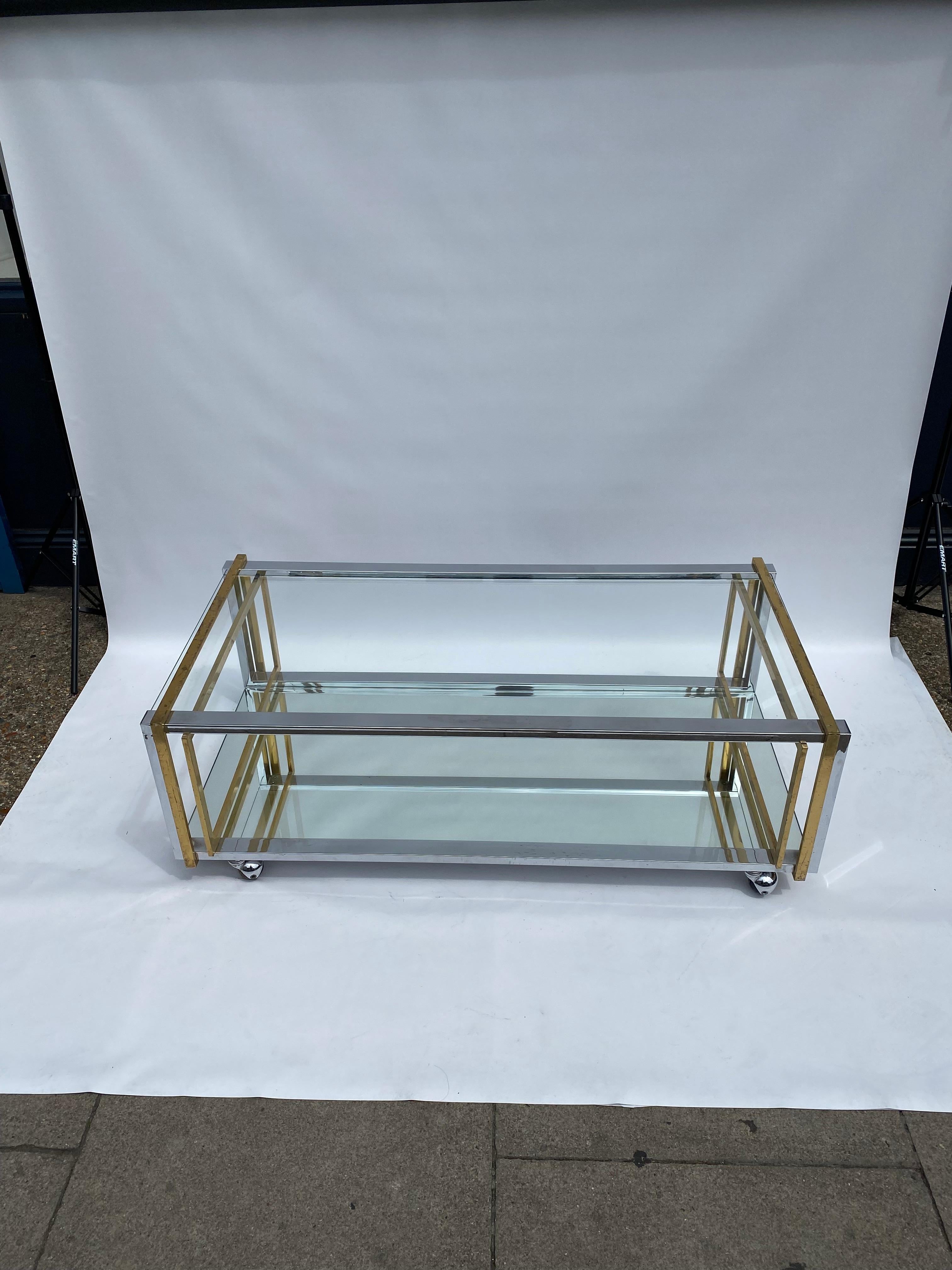 Mesa de centro de dos niveles de los años 70 latón cromo cristal espejo Hollywood Regency Rega Regencia de Hollywood en venta
