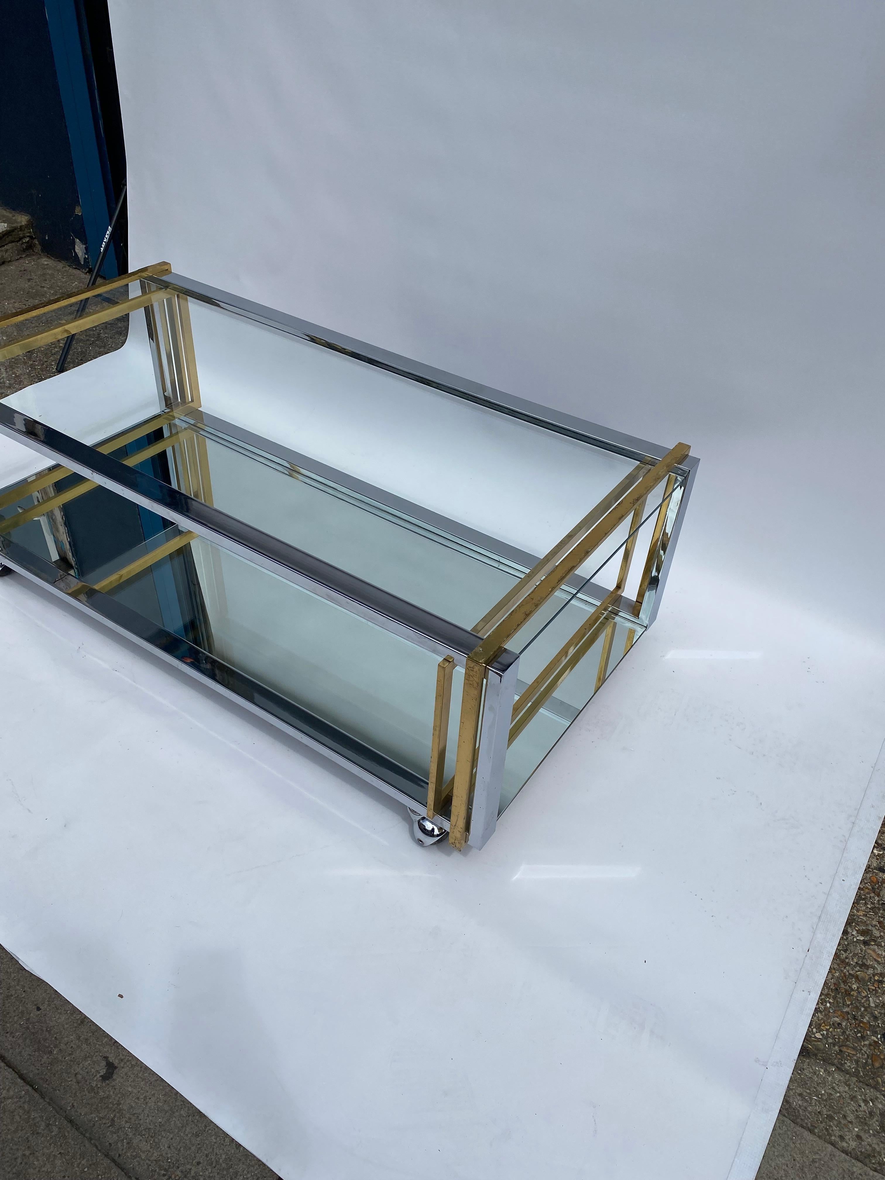 Mesa de centro de dos niveles de los años 70 latón cromo cristal espejo Hollywood Regency Rega Italiano en venta