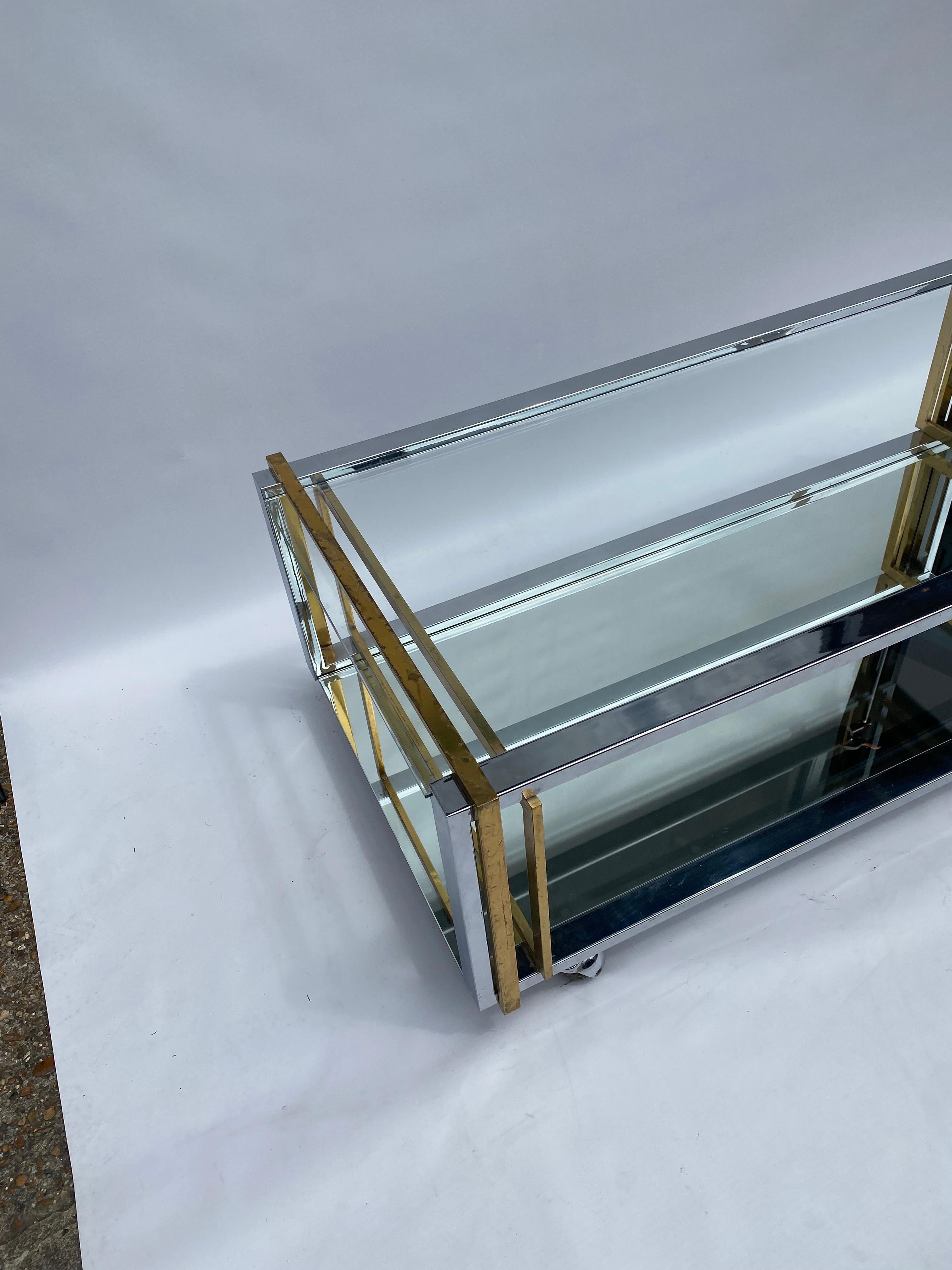 Mesa de centro de dos niveles de los años 70 latón cromo cristal espejo Hollywood Regency Rega Metal en venta