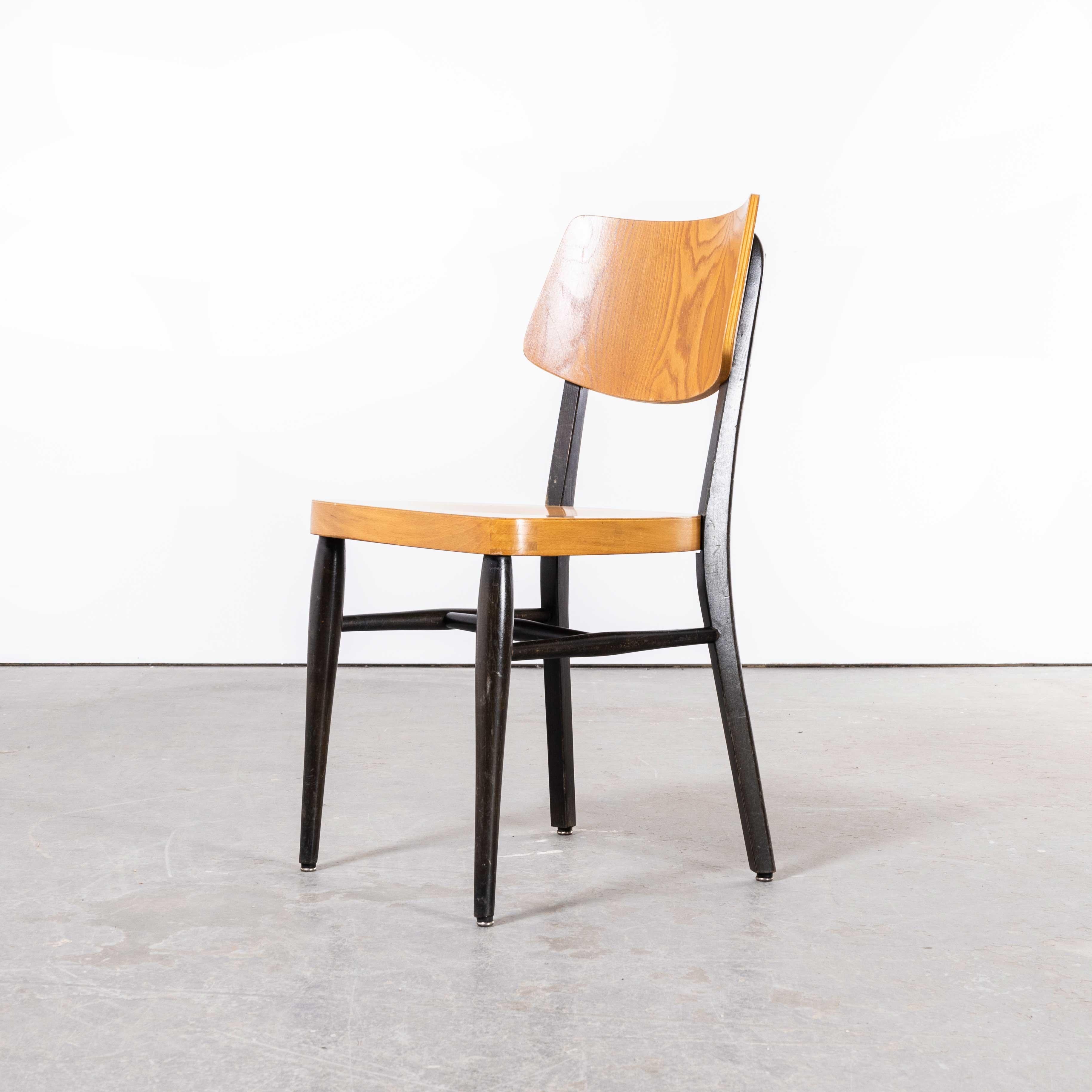 Chaise de salle à manger bicolore à dossier sellier des années 1970 - Diverses quantités disponibles en vente 2