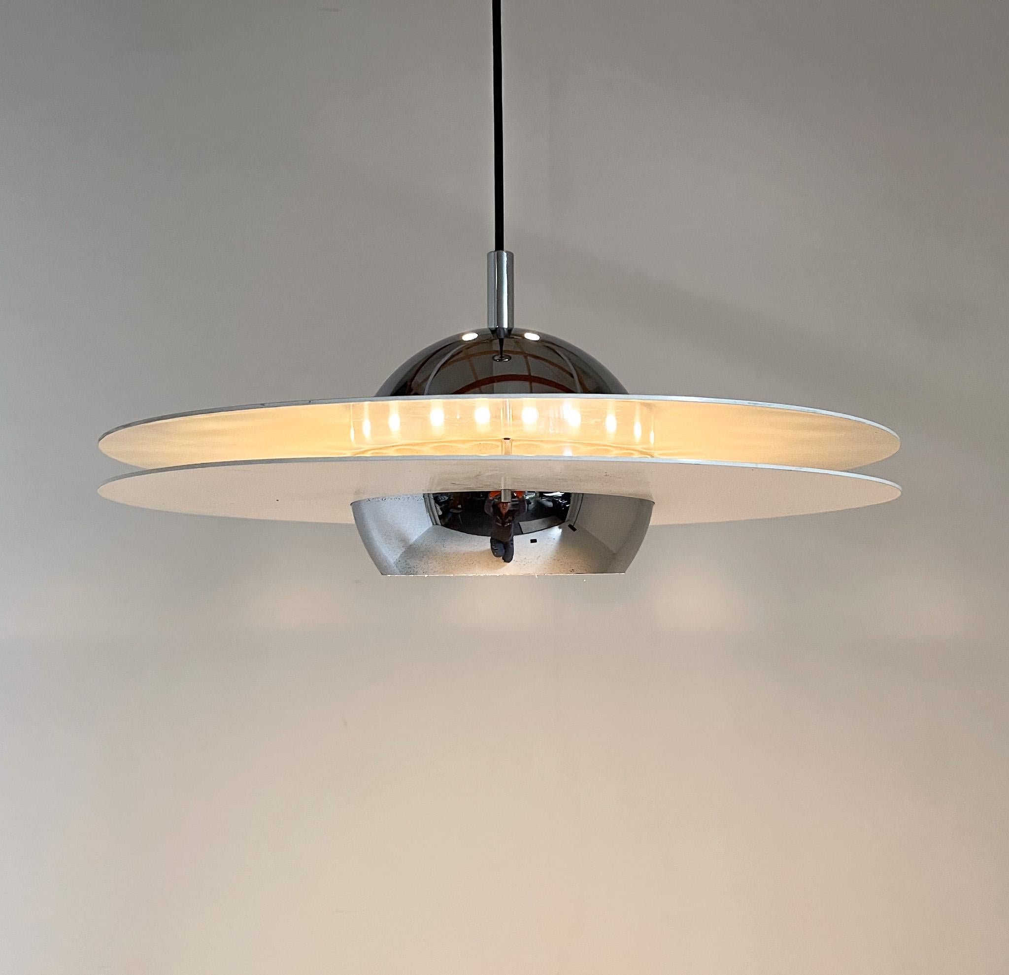 Pendentif UFO des années 1970 en chrome et métal laqué de l'ère spatiale, Italie en vente 5