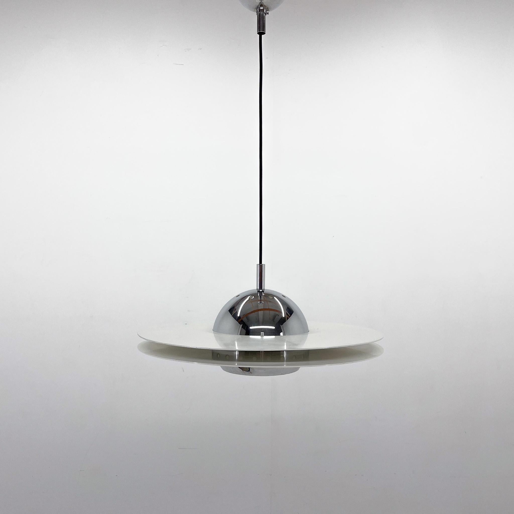 Beautiful midcentury pendant lamp made of chrome and lacquered metal. Made in Italy in the 1970s. New wiring.