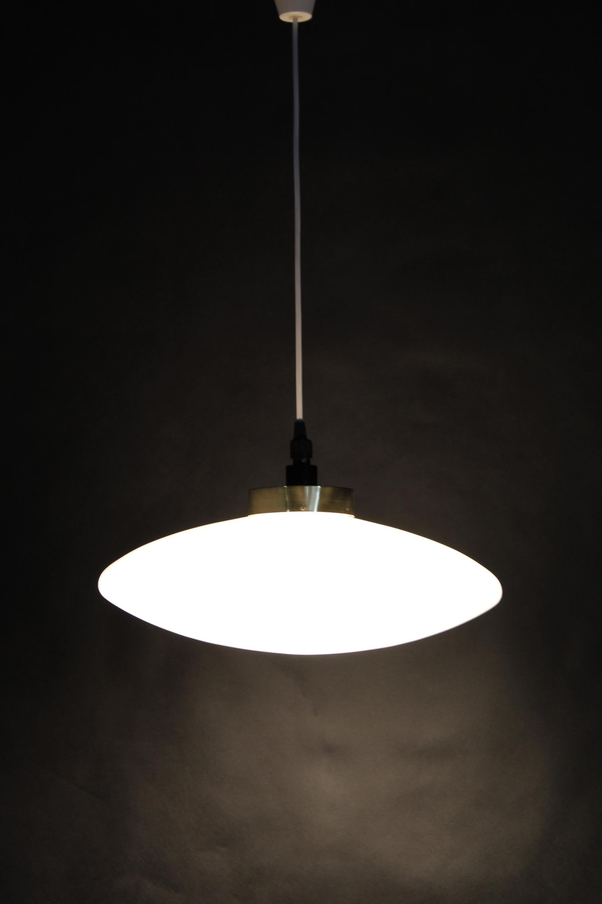 Lampada a sospensione in vetro UFO degli anni '70, Cecoslovacchia in vendita 2