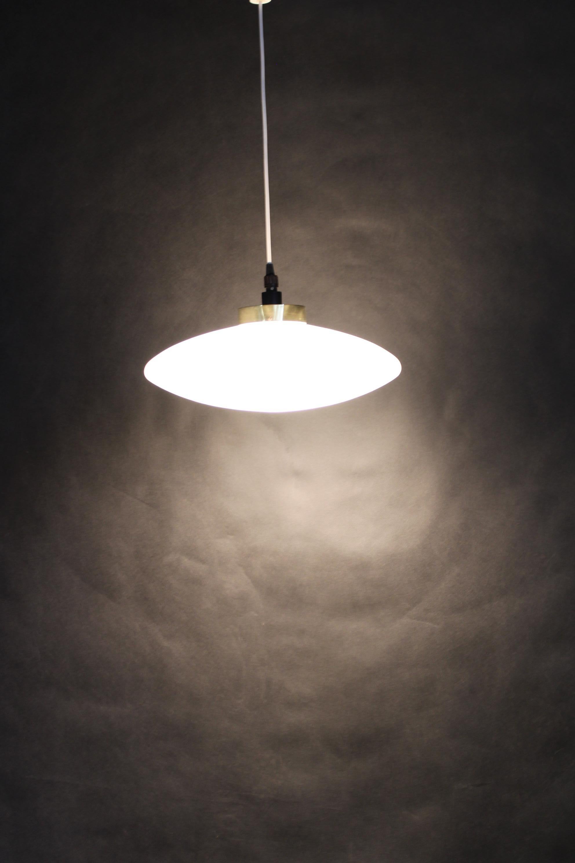 Lampada a sospensione in vetro UFO degli anni '70, Cecoslovacchia in vendita 3