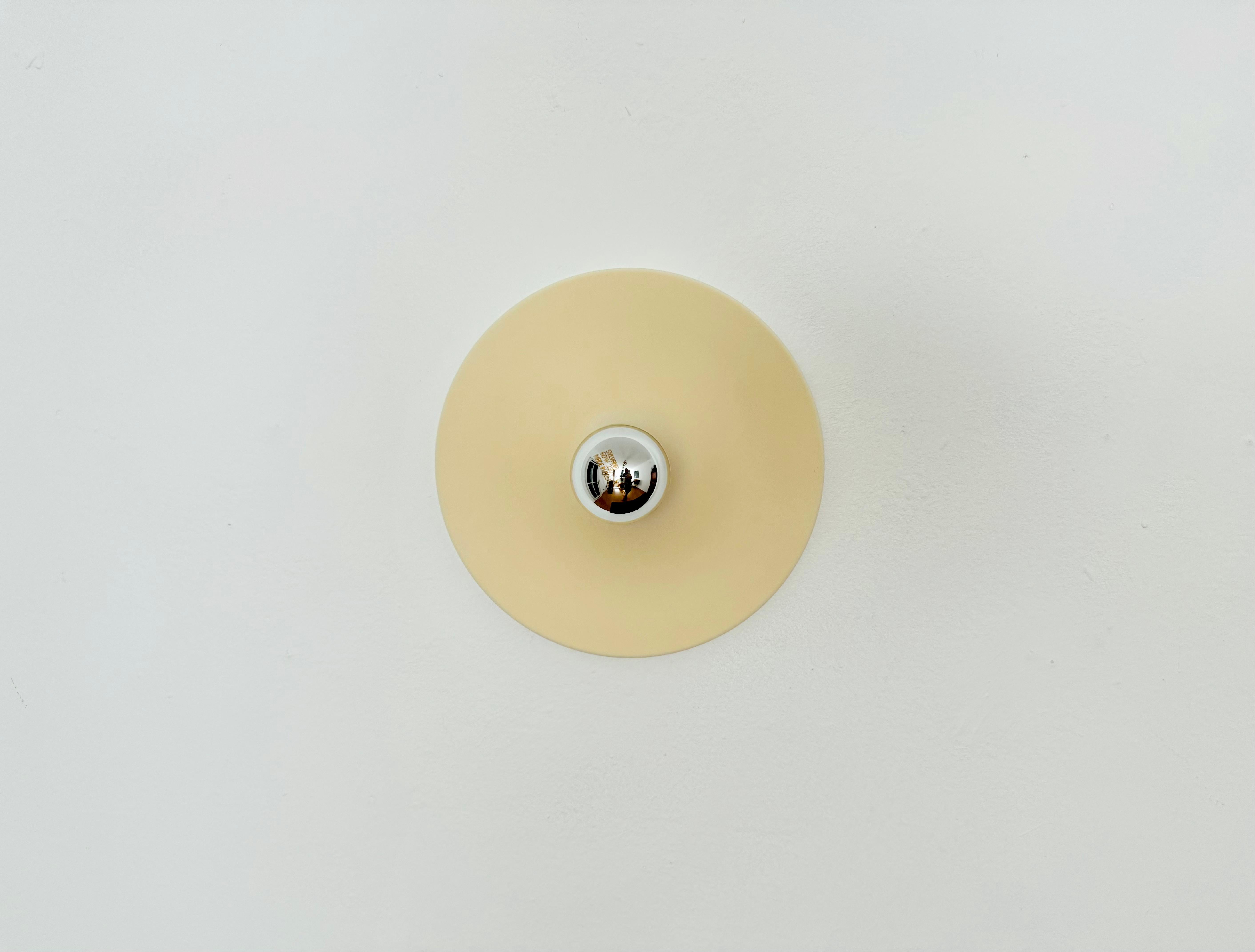 Très belles et ovni lampes murales ou de plafond des années 1970.
Belle conception réduite.
Une lumière magnifique est créée.

Condit :

Très bon état vintage avec de légers signes d'usure.
Signes d'usure minimes.

Les photos font partie de la