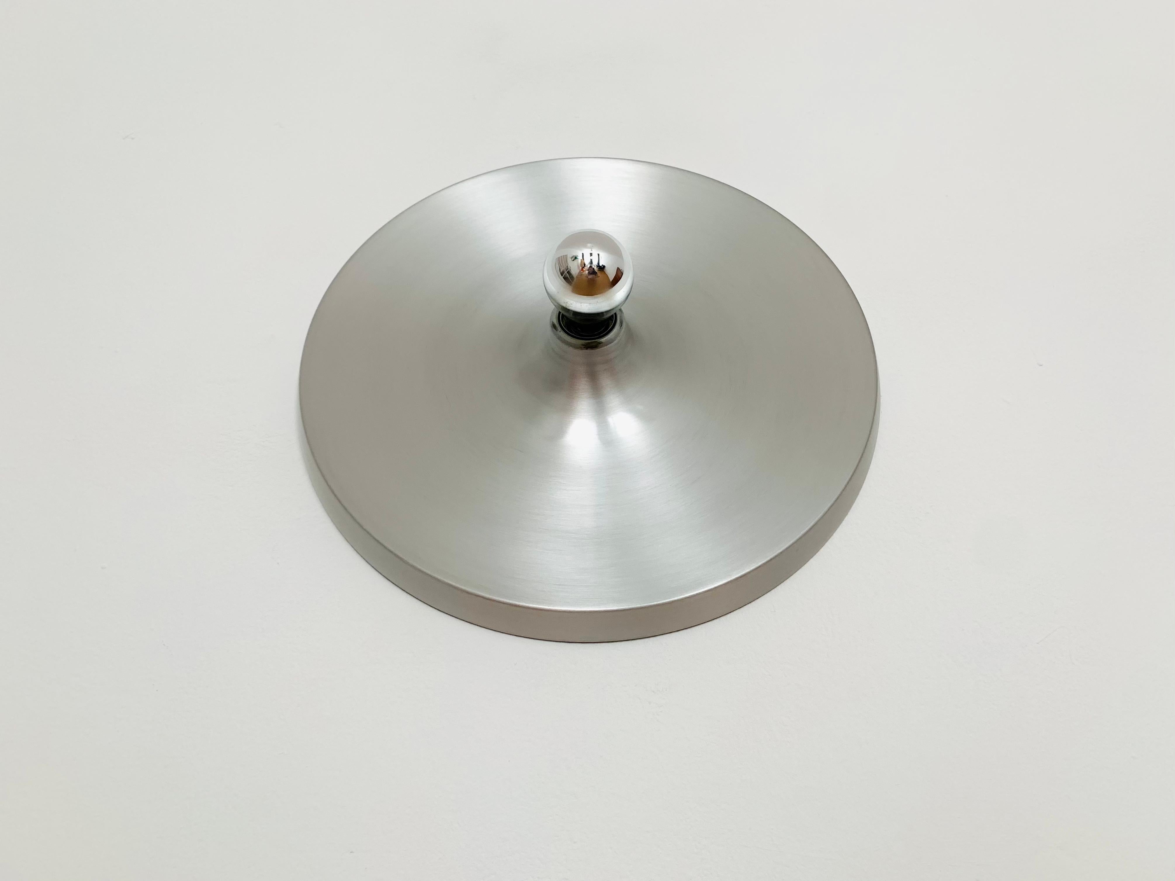 Very nice wall or ceiling lamp from the 1970s.
Nice reduced design.
Very high quality processing.

Condition:

Very good vintage condition with slight signs of wear consistent with age.
Minimal signs of use.

The pictures are part of the