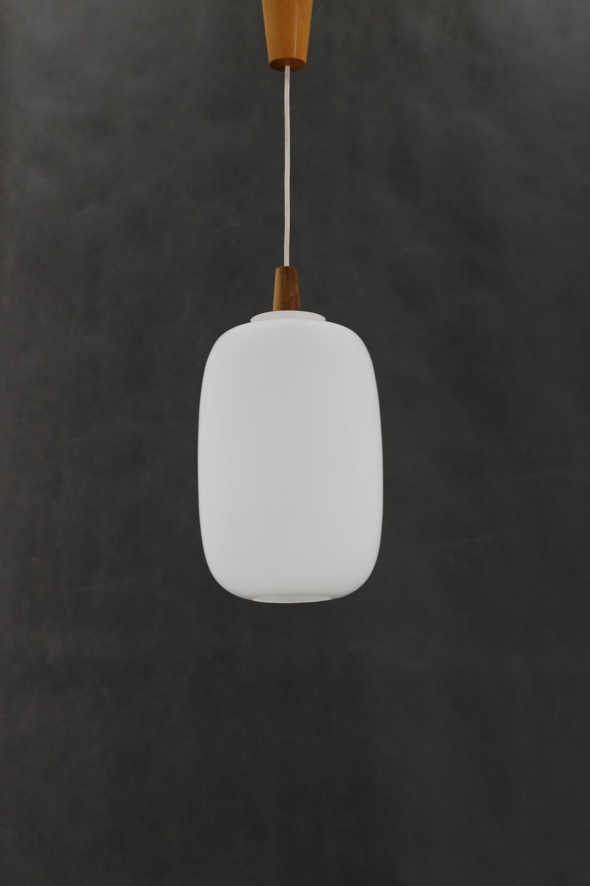 - buone condizioni originali 
- 1x, lampadina E27-E27
- Compatibile con il cablaggio degli Stati Uniti
