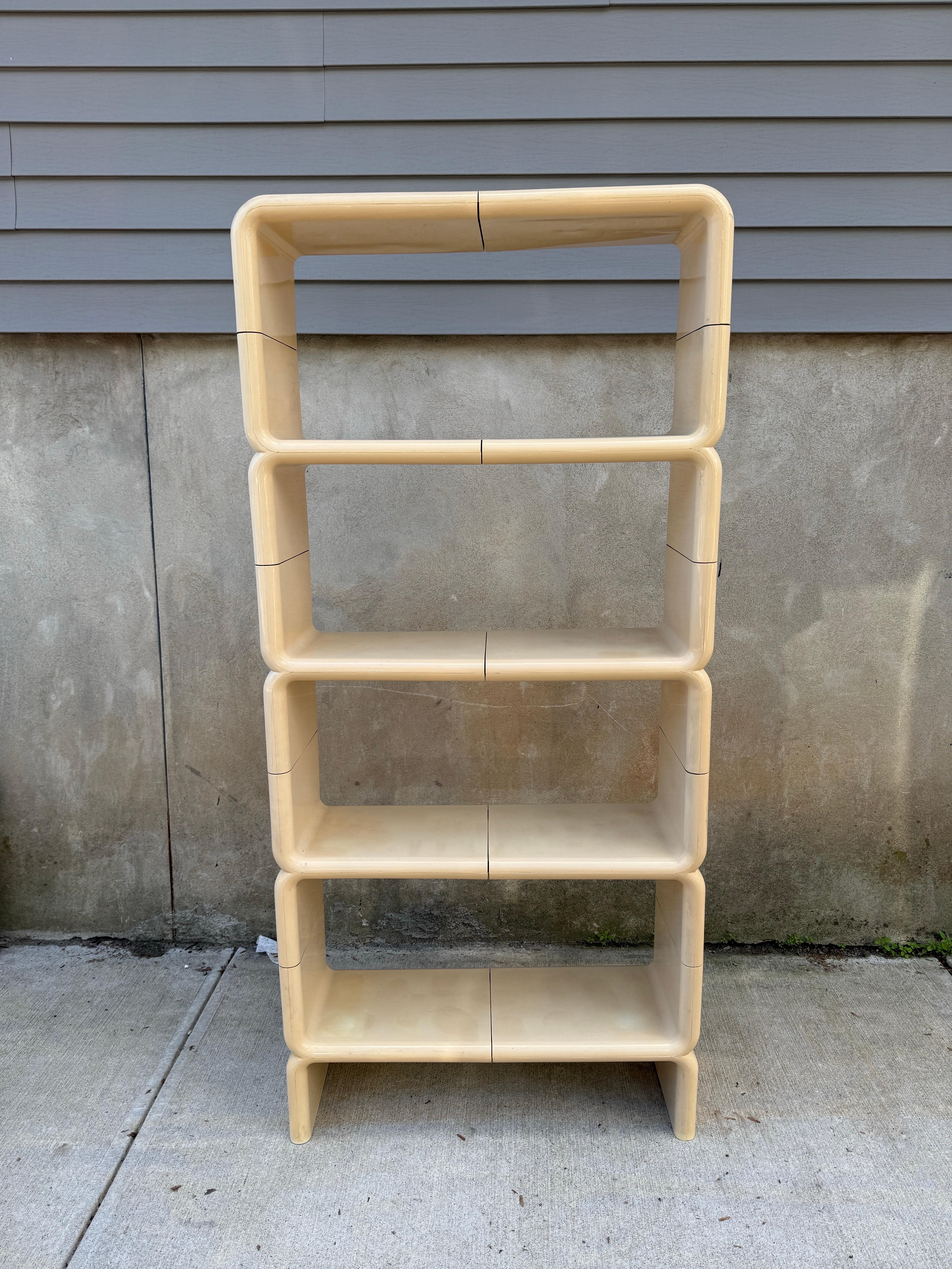 Scaffali UMBO anni '70, Kaye LeRoy Ruggles per Directional, 10 pezzi molto difficili da trovare.  Il bianco originale è sbiadito in vari gradi di beige, come tipico, e si prevede uno sbiadimento da moderato a considerevole sui ripiani e sui lati,