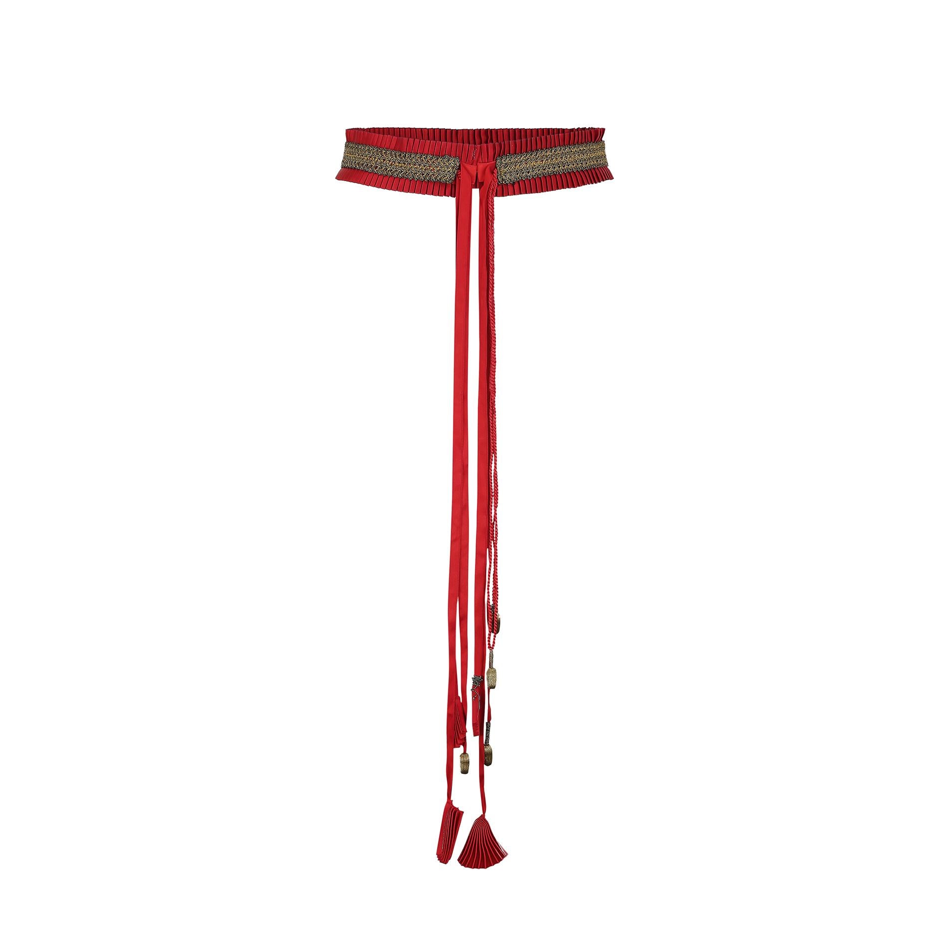 Questa cintura con nastro elaborato degli anni '70 di Emmanuel Ungaro è l'accessorio perfetto per qualsiasi outfit bohémien. La sezione principale della cintura è costituita da un nastro rosso finemente pieghettato, con una striscia di ricamo in