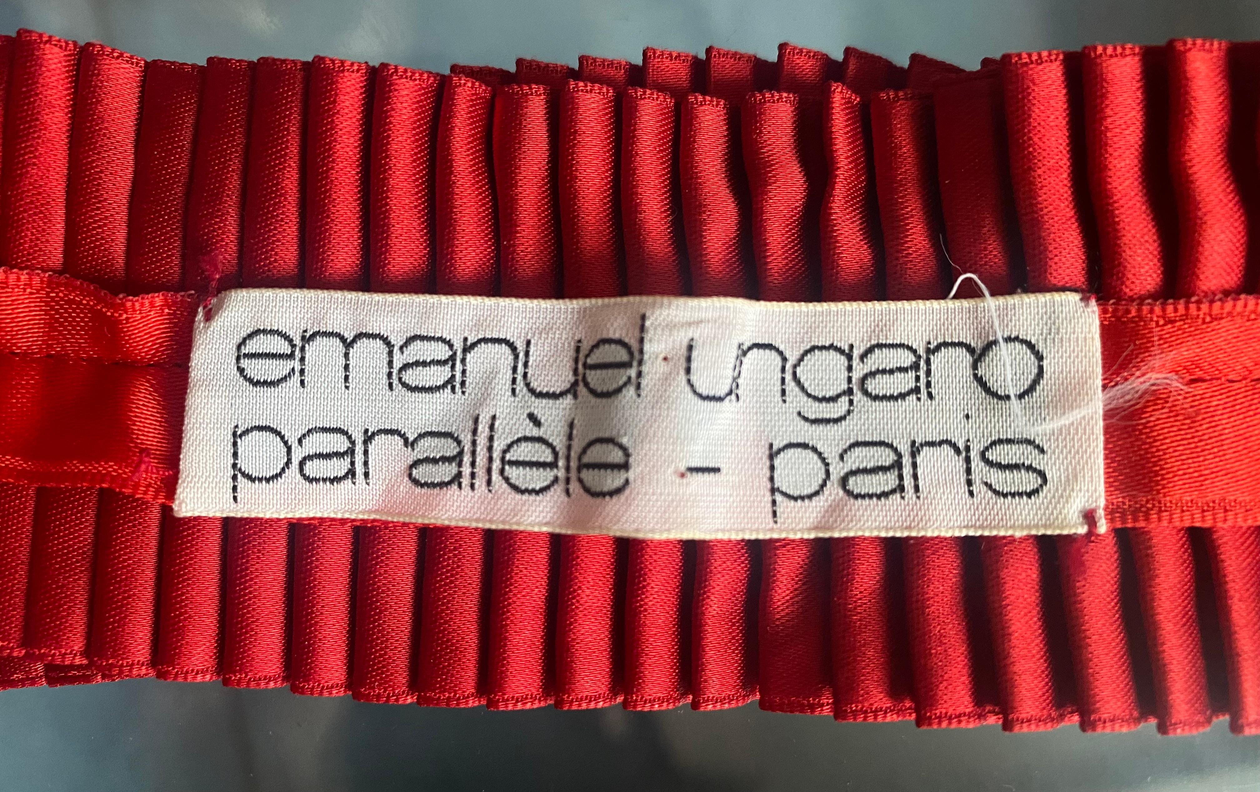 Ungaro Akkordeonfaltengürtel mit rotem Band, 1970er Jahre im Angebot 1