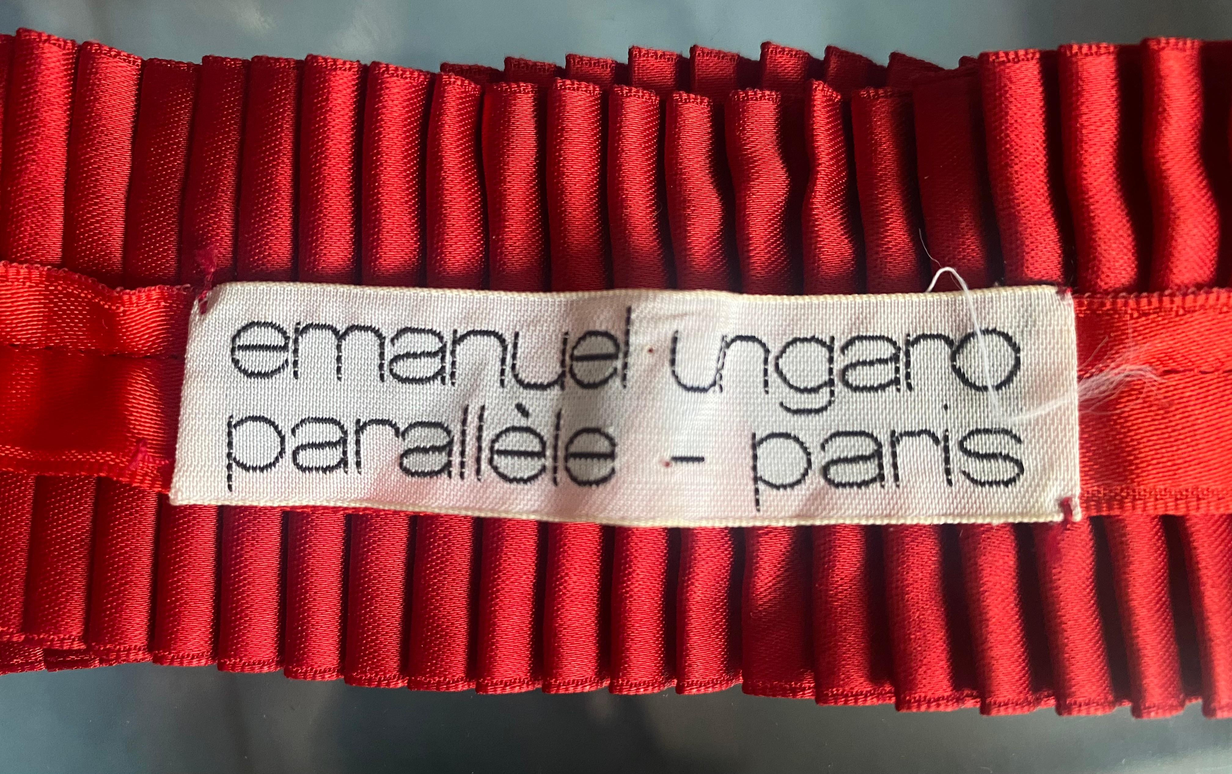 Cintura Ungaro anni '70 con pieghe a fisarmonica e nastro rosso in vendita 1