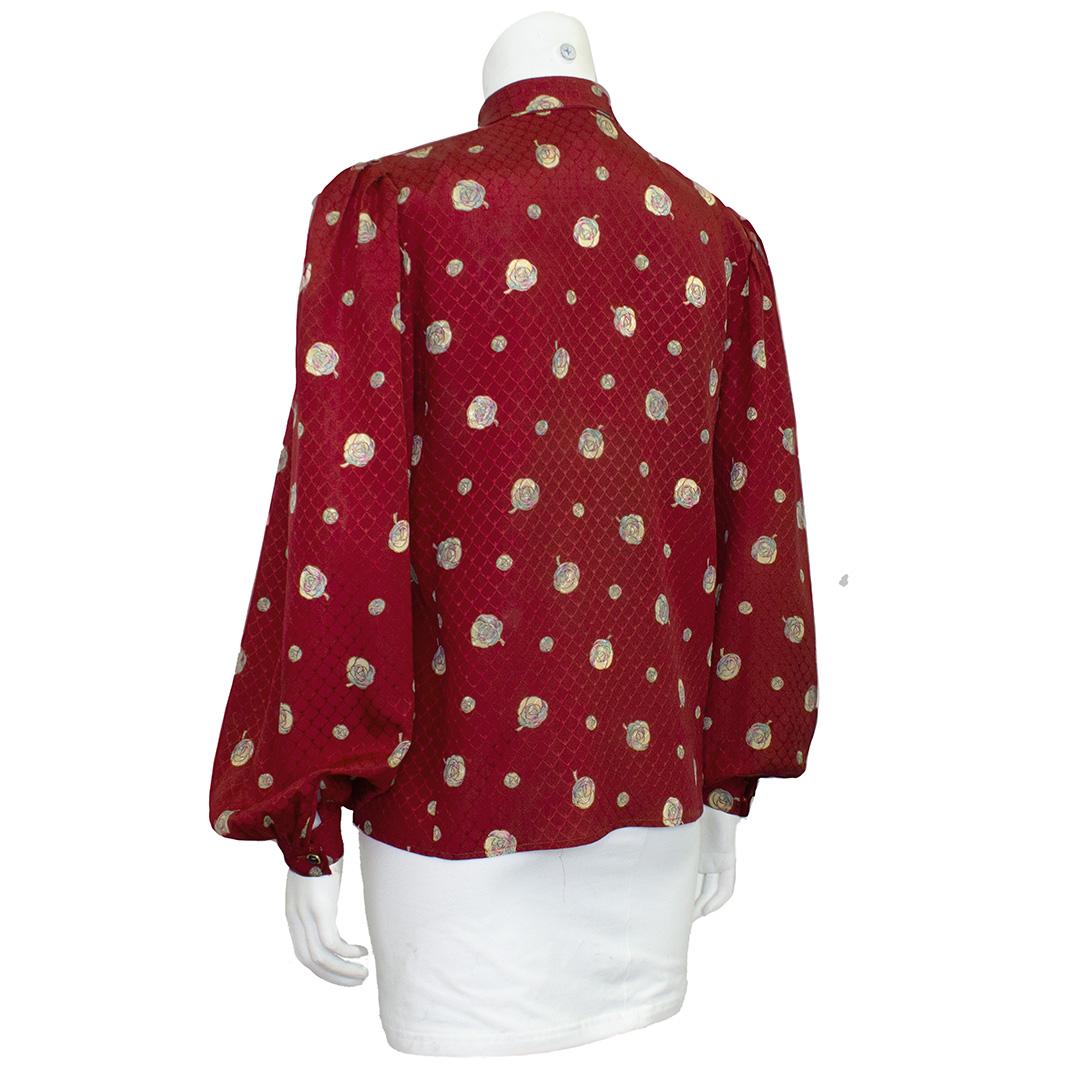 1970er Ungaro Bordeau Bedruckte Seidenbluse (Rot) im Angebot