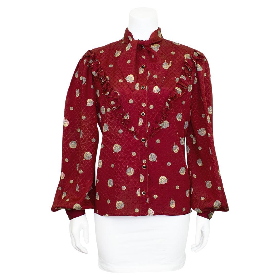 1970er Ungaro Bordeau Bedruckte Seidenbluse im Angebot