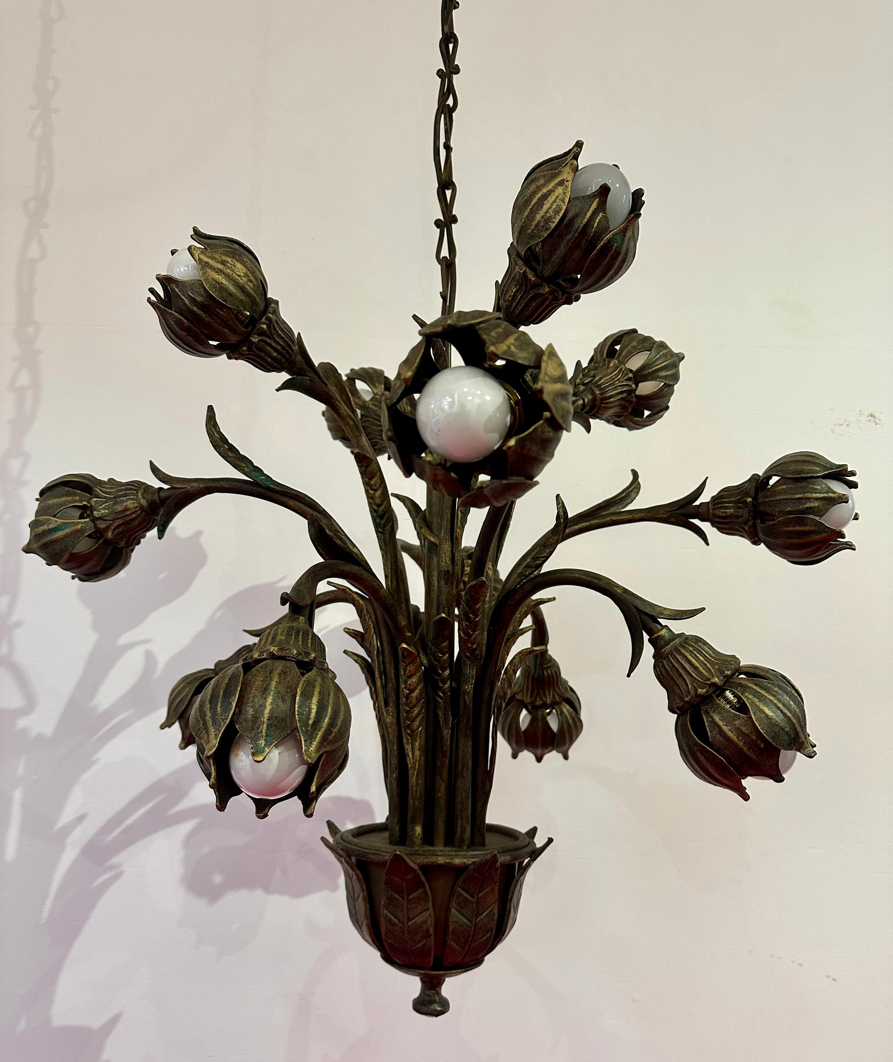 Insolite lustre allemand à 12 feux, en fonte et faux bronze, années 1970 4