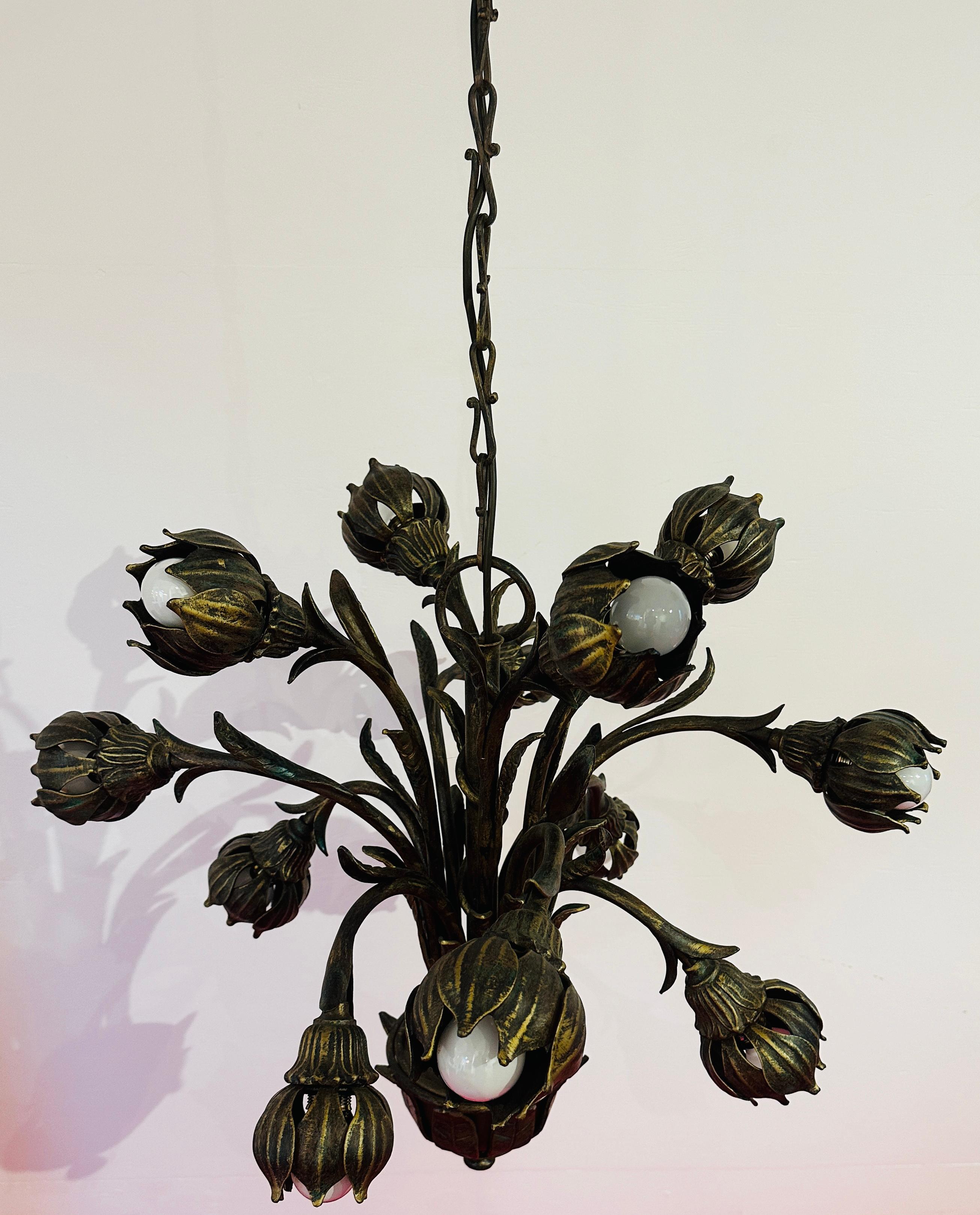 Insolite lustre allemand à 12 feux, en fonte et faux bronze, années 1970 6