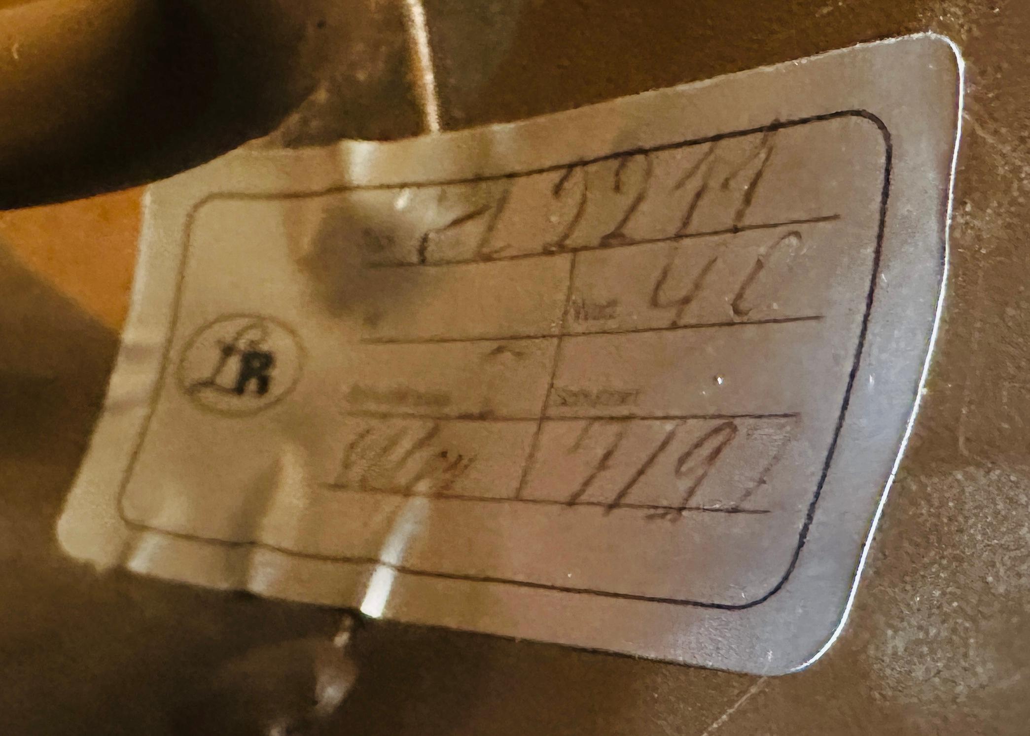 Insolite lustre allemand à 12 feux, en fonte et faux bronze, années 1970 9