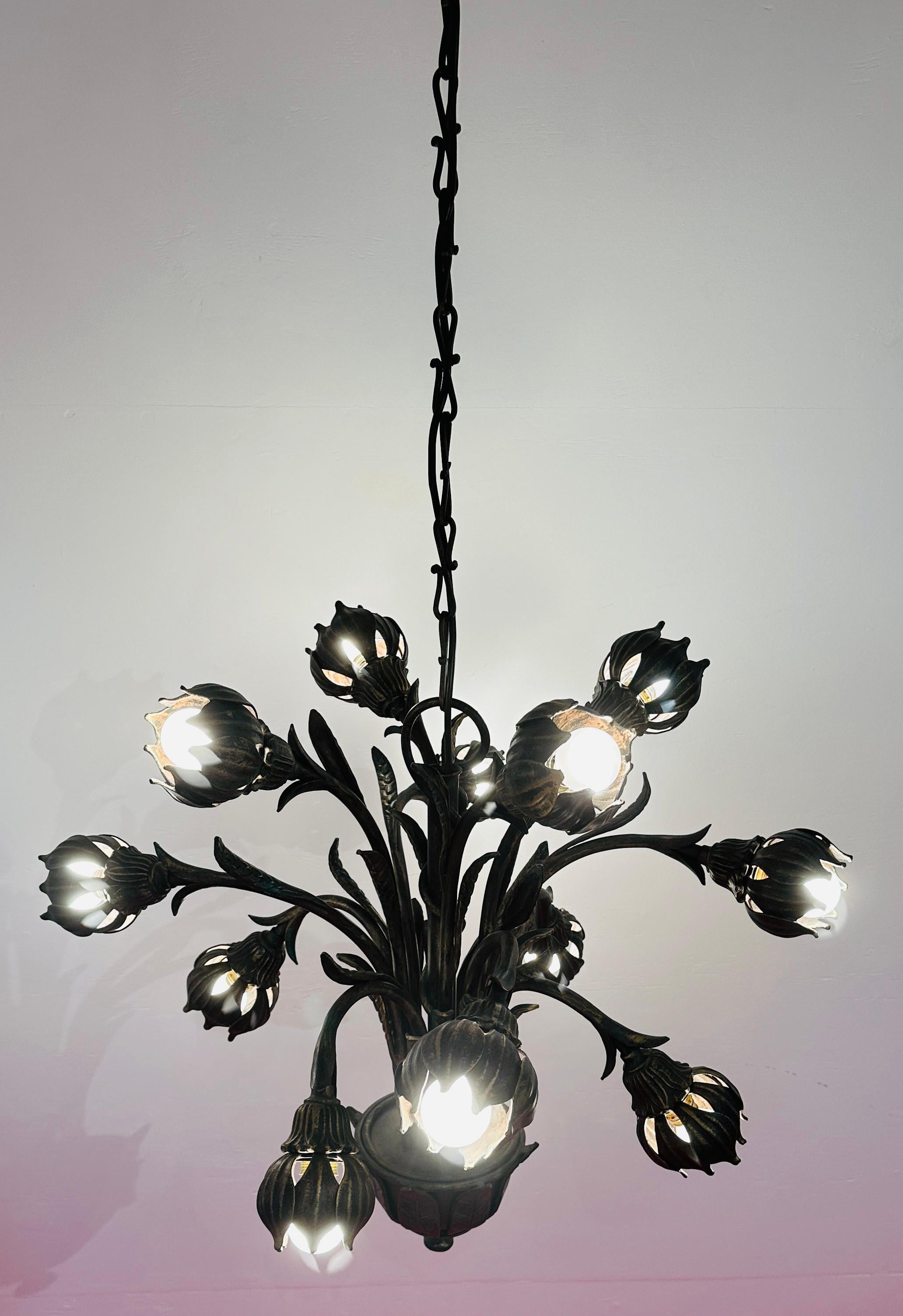 Allemand Insolite lustre allemand à 12 feux, en fonte et faux bronze, années 1970