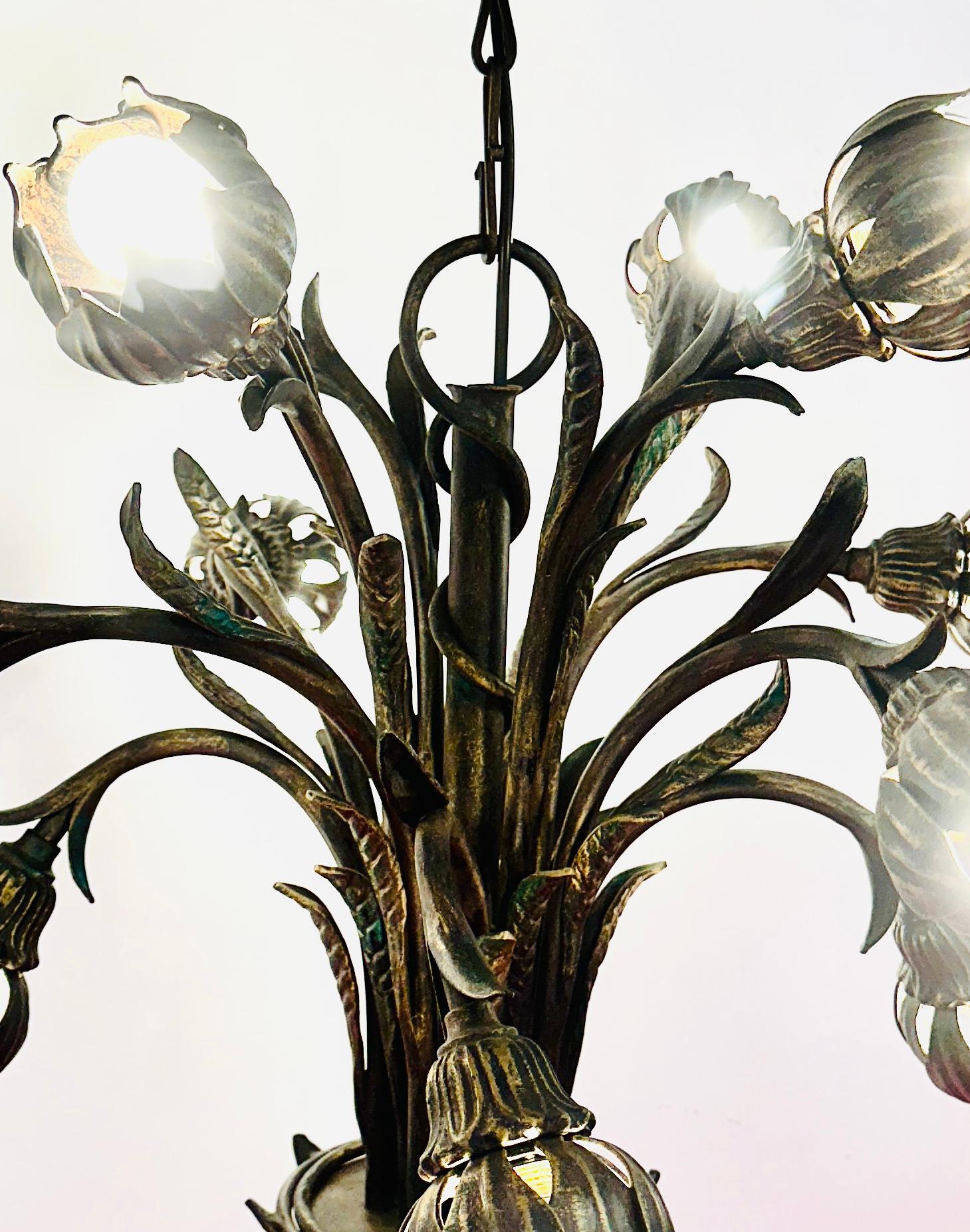 Insolite lustre allemand à 12 feux, en fonte et faux bronze, années 1970 Bon état à London, England