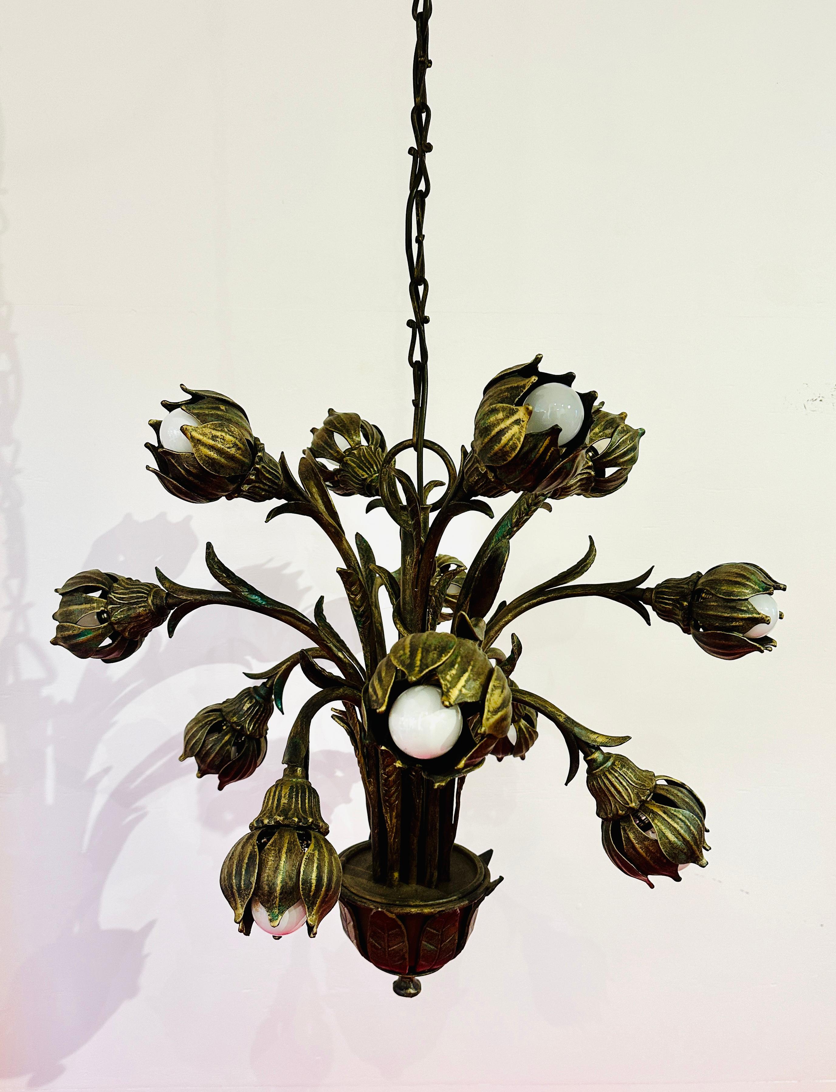 20ième siècle Insolite lustre allemand à 12 feux, en fonte et faux bronze, années 1970