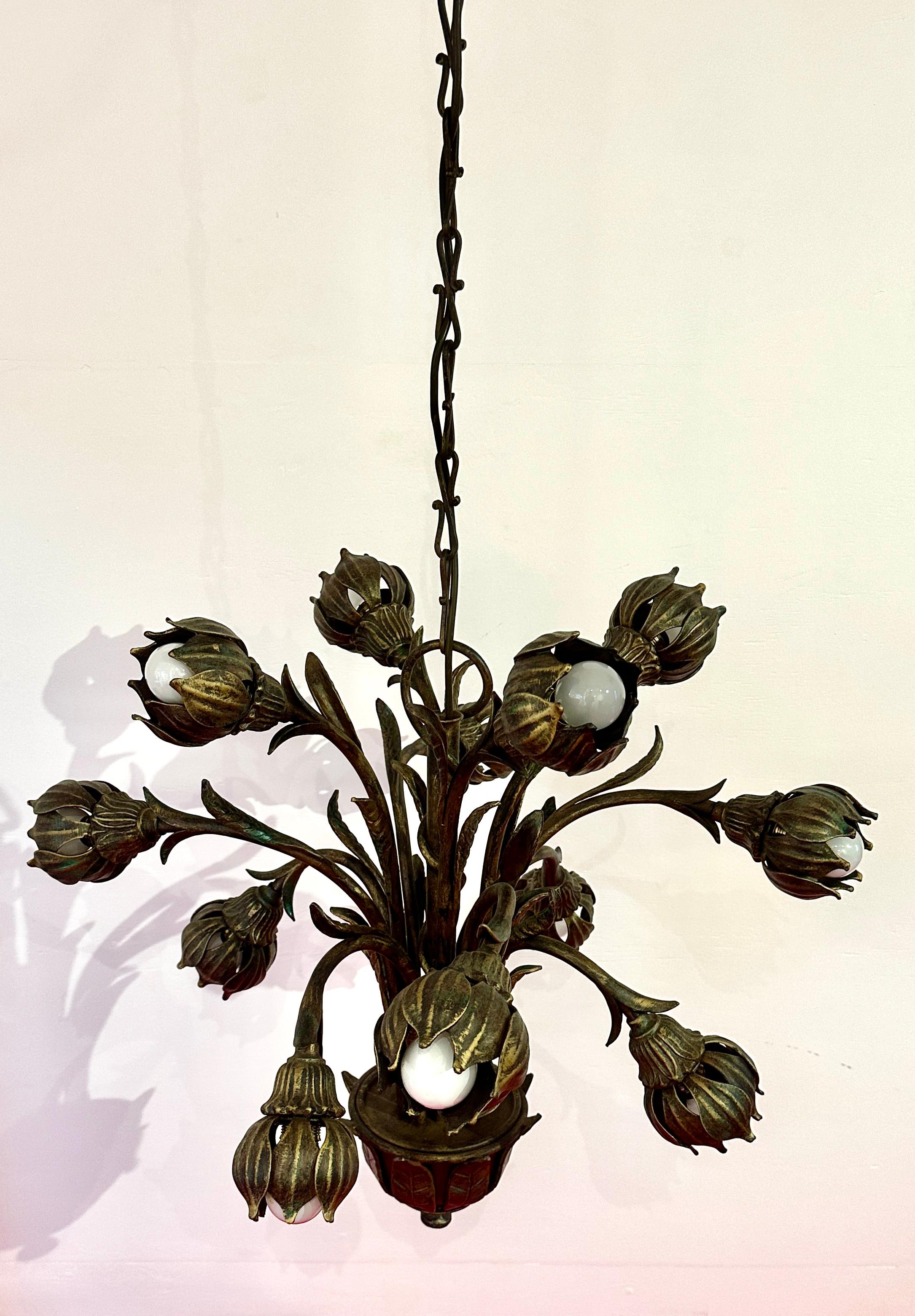 Métal Insolite lustre allemand à 12 feux, en fonte et faux bronze, années 1970