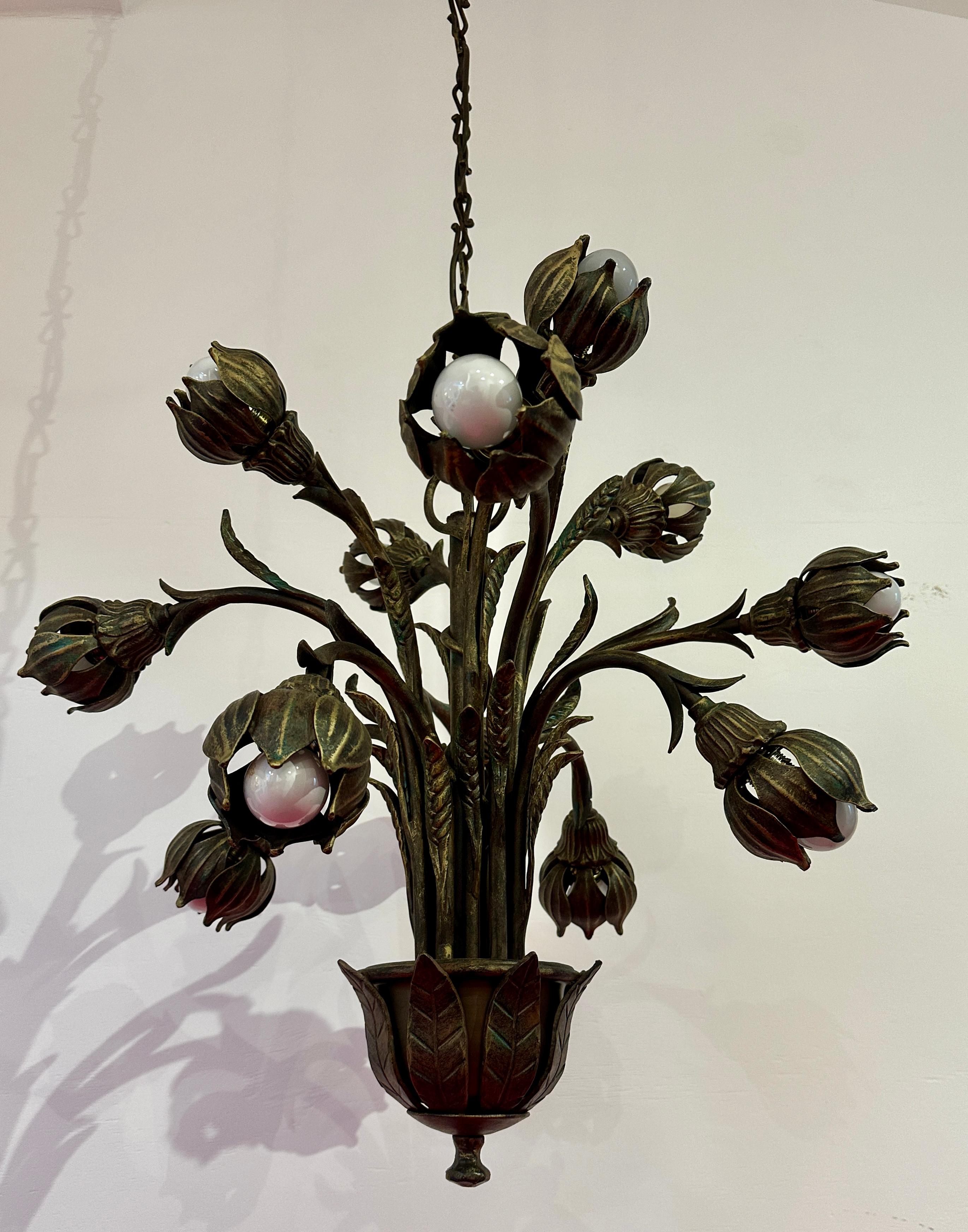 Insolite lustre allemand à 12 feux, en fonte et faux bronze, années 1970 1