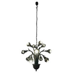 Insolite lustre allemand à 12 feux, en fonte et faux bronze, années 1970