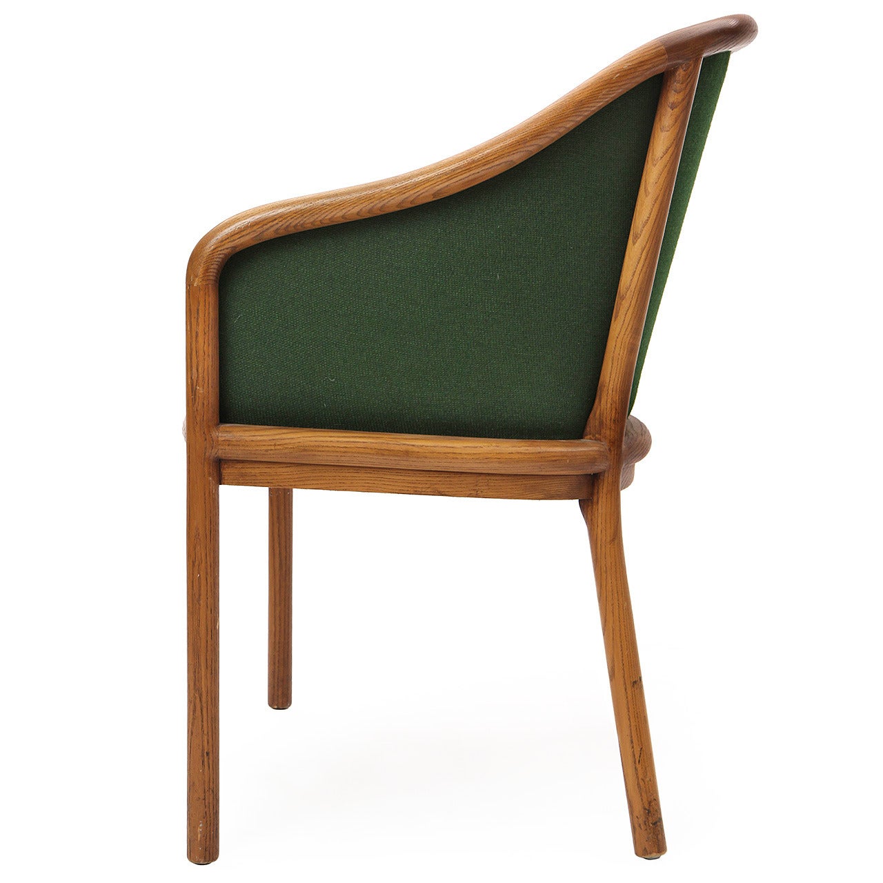 Fauteuil élégant et confortable dont la structure en frêne, fluide et audacieuse, renferme une assise tapissée de tissu en laine vert vintage. Rembourrage recommandé.