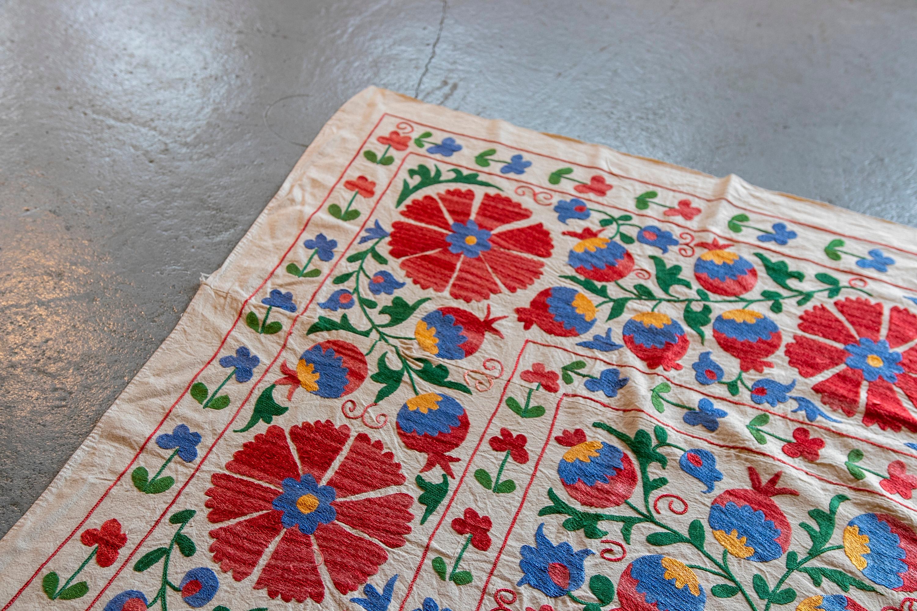 1970s Uzbekistan Suzani Carpet in Typical Colours In Good Condition For Sale In Marbella, ES