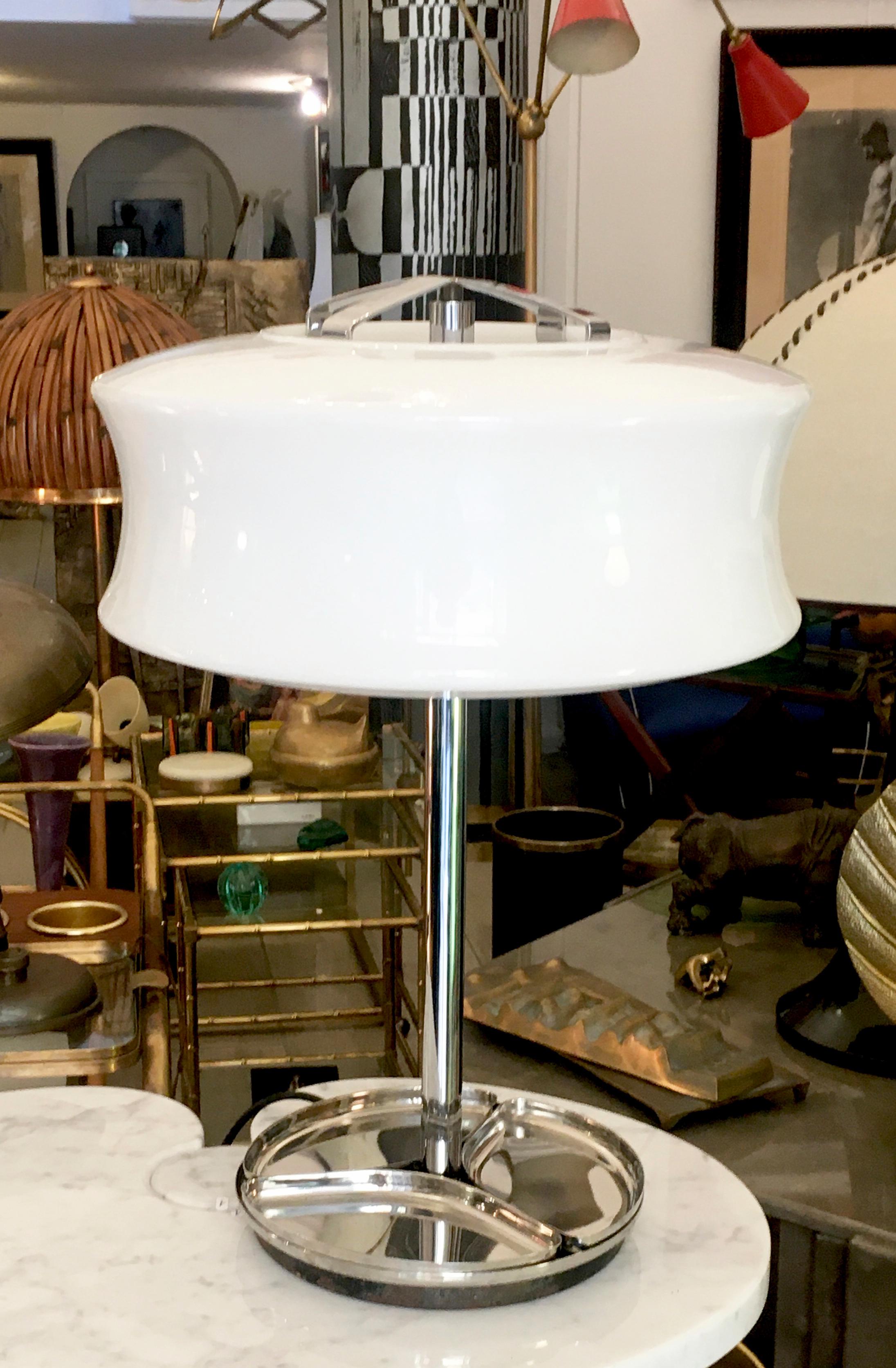 Steel table lamp with white Murano glass diffuser, produced in the 1970s by Valenti from Milan.
Its particularity is in the base, made up of 3 small removable steel trays.