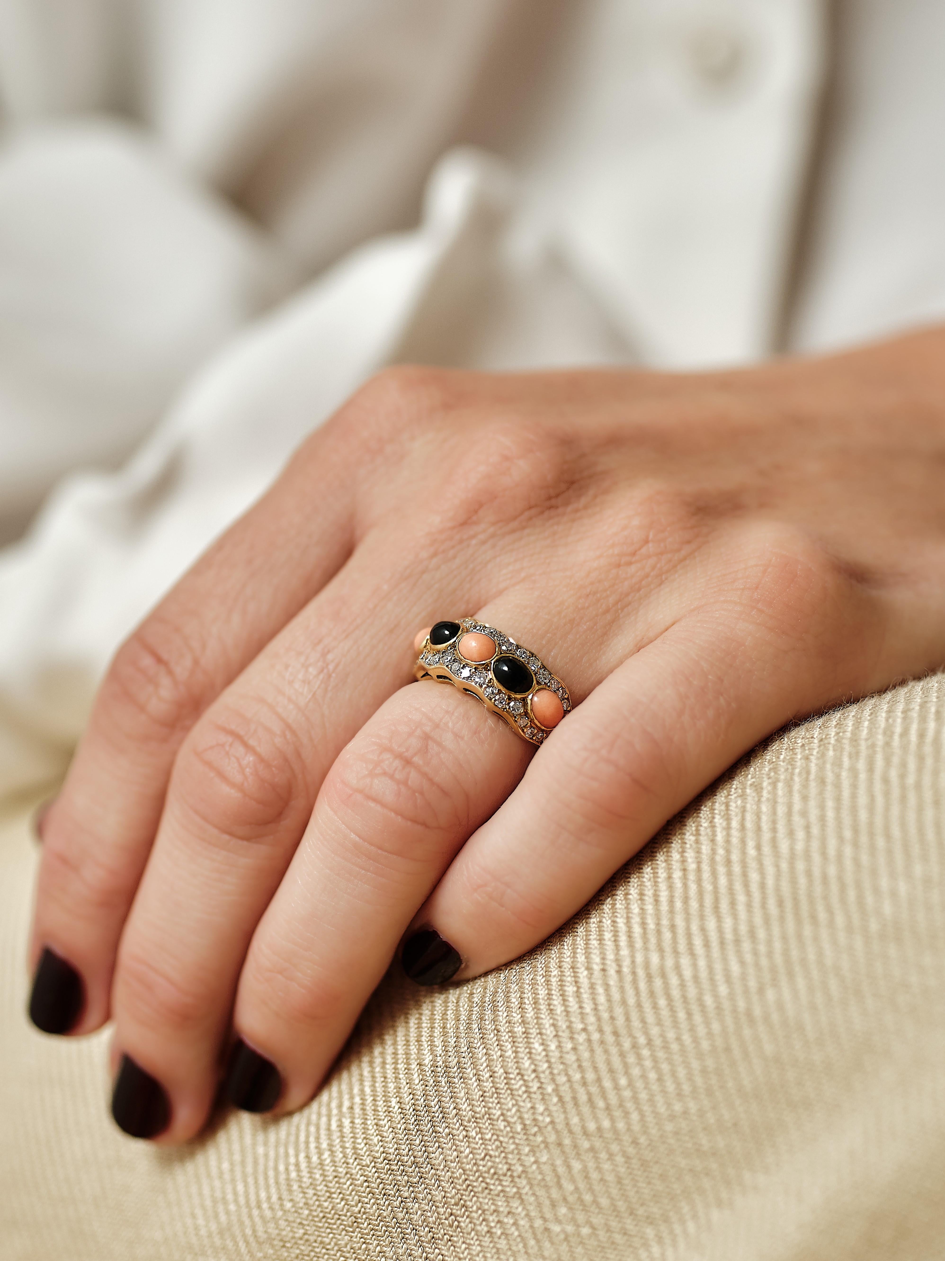A timeless 70s piece from the legendary french maison Van Cleef and Arples. A ring that warms the room. That has a quiet but powerful voice. Fun. Rare. Different. 

A cool cocktail on a warm evening. 

Signed and numbered. 

Size: us 5, 15,75mm, 49,