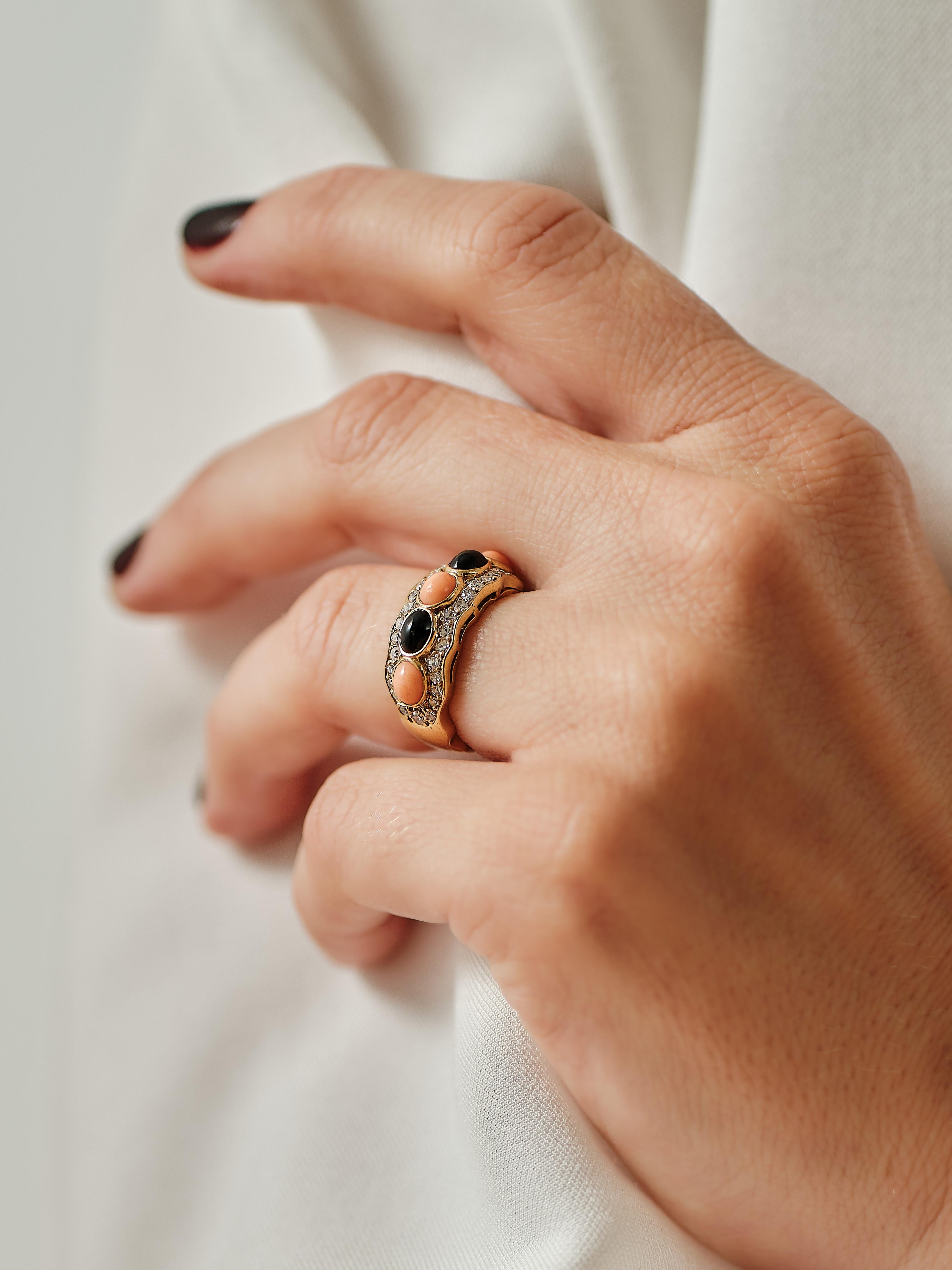 Retro 1970s Van Cleef and Arples coral, onyx and diamond ring